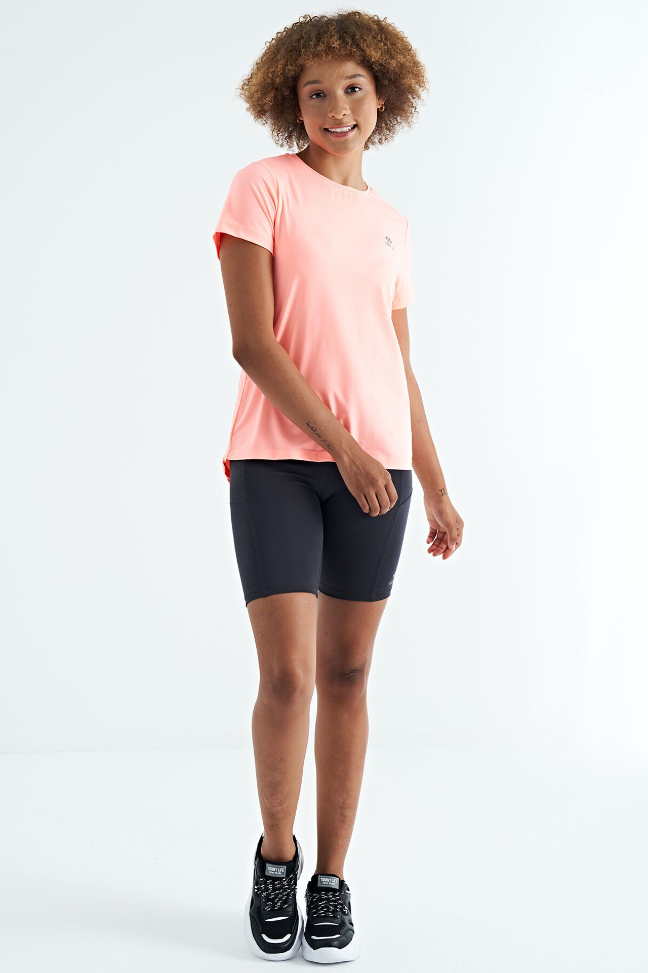 TOMMY Women's relaxed crew neck T-shirt with side slits 6
