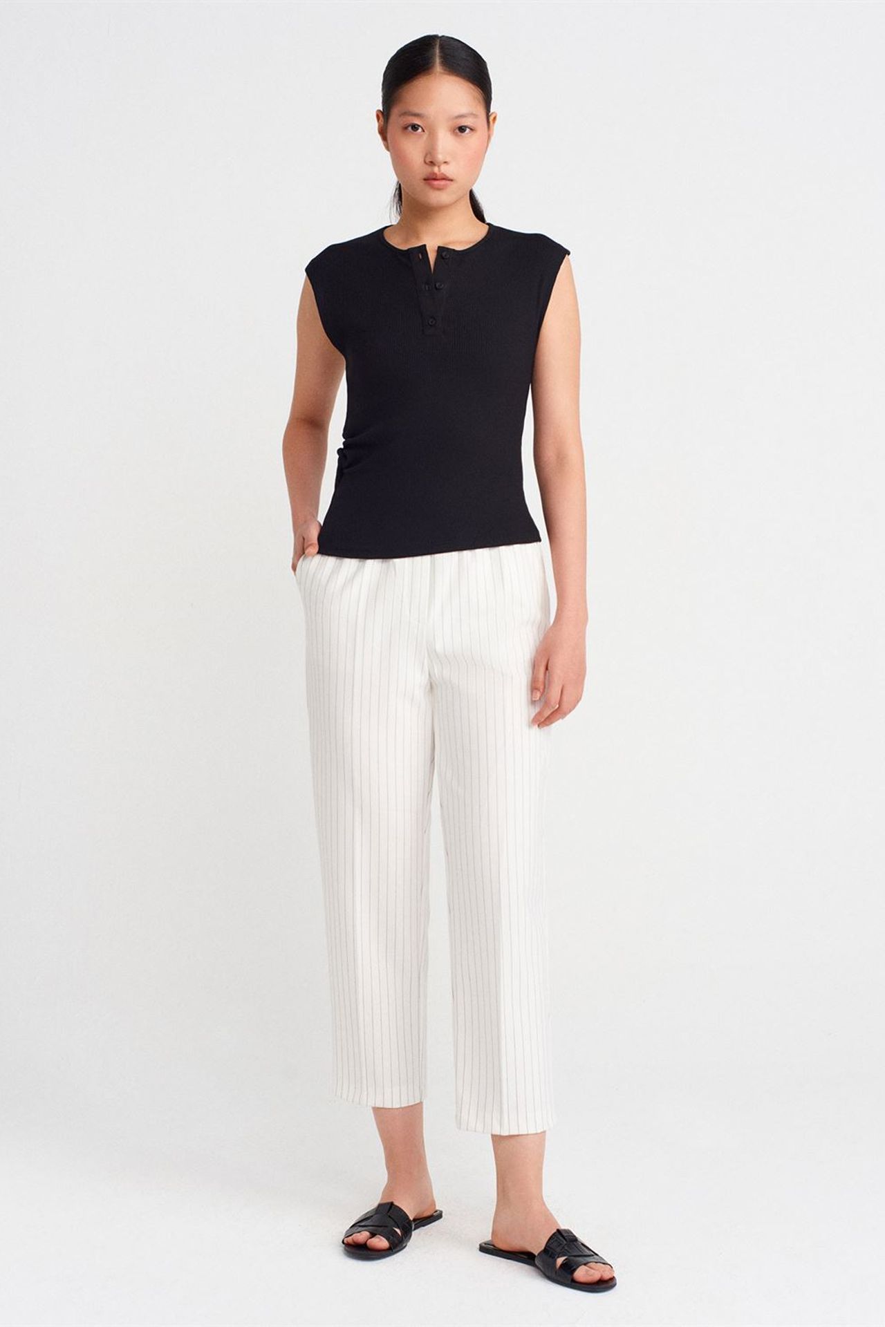 DILVIN Sleeveless Ribbed Button-Front Blouse 4