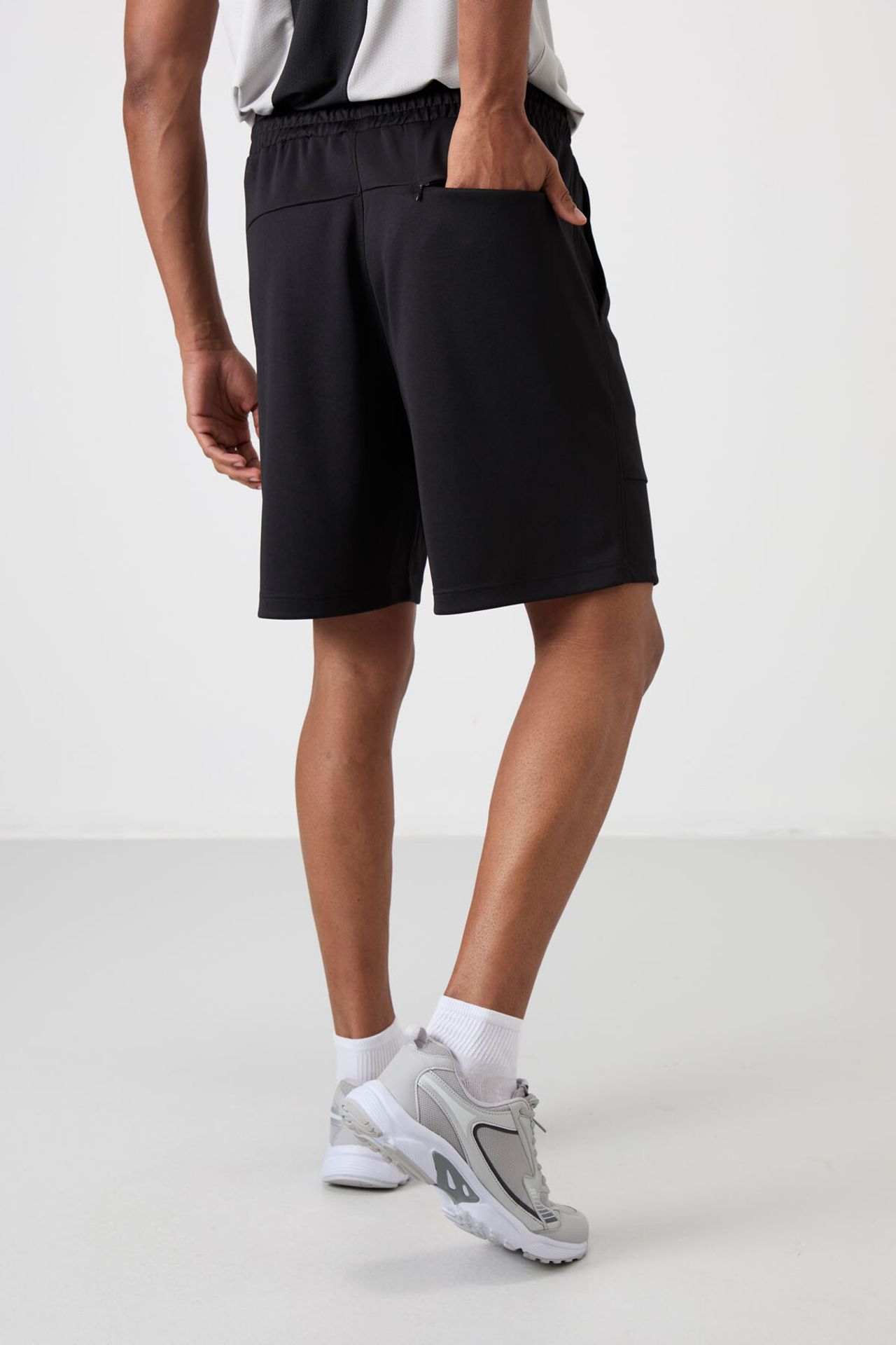 TOMMY Men's Solid Sweat Shorts 6