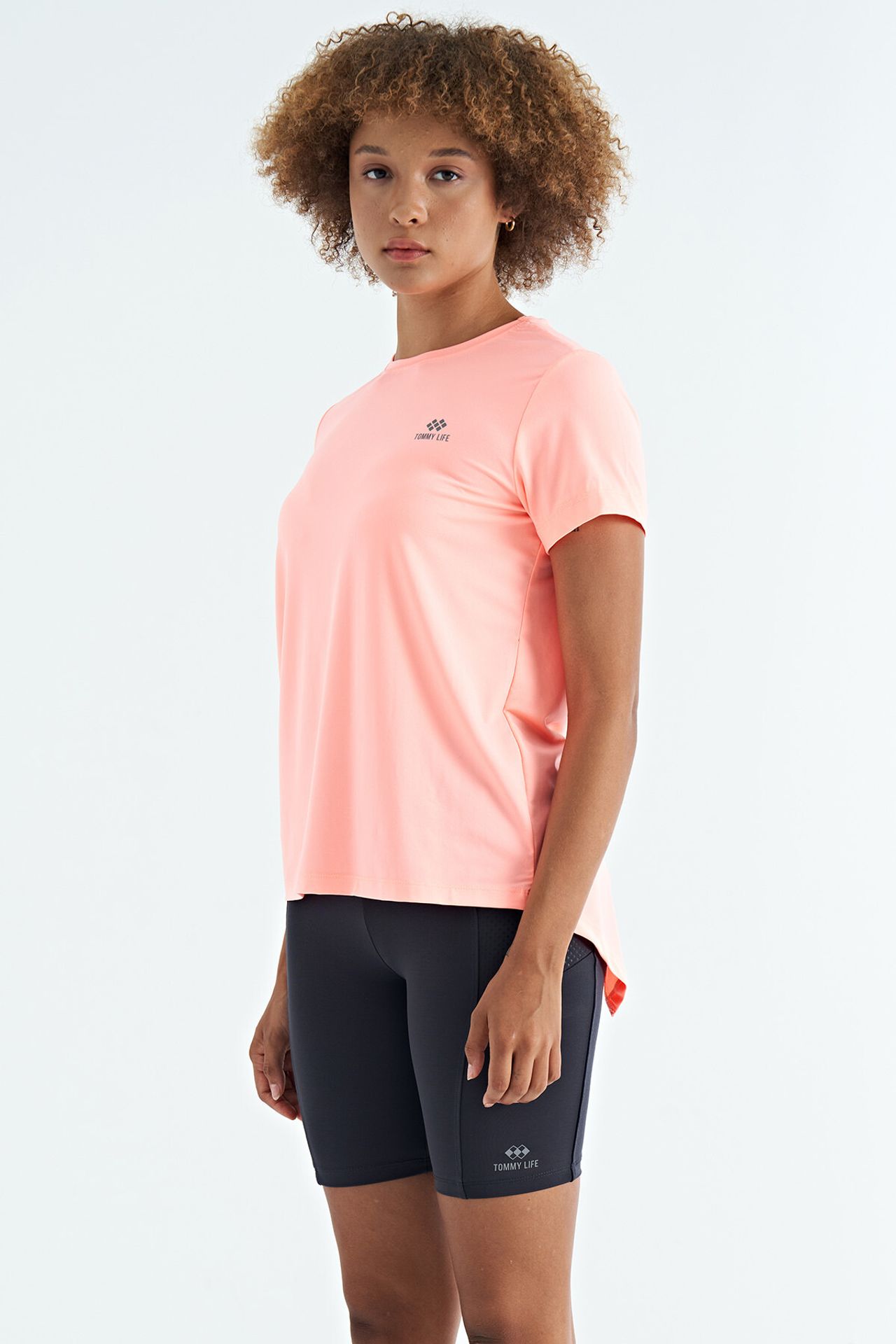 TOMMY Women's relaxed crew neck T-shirt with side slits 4
