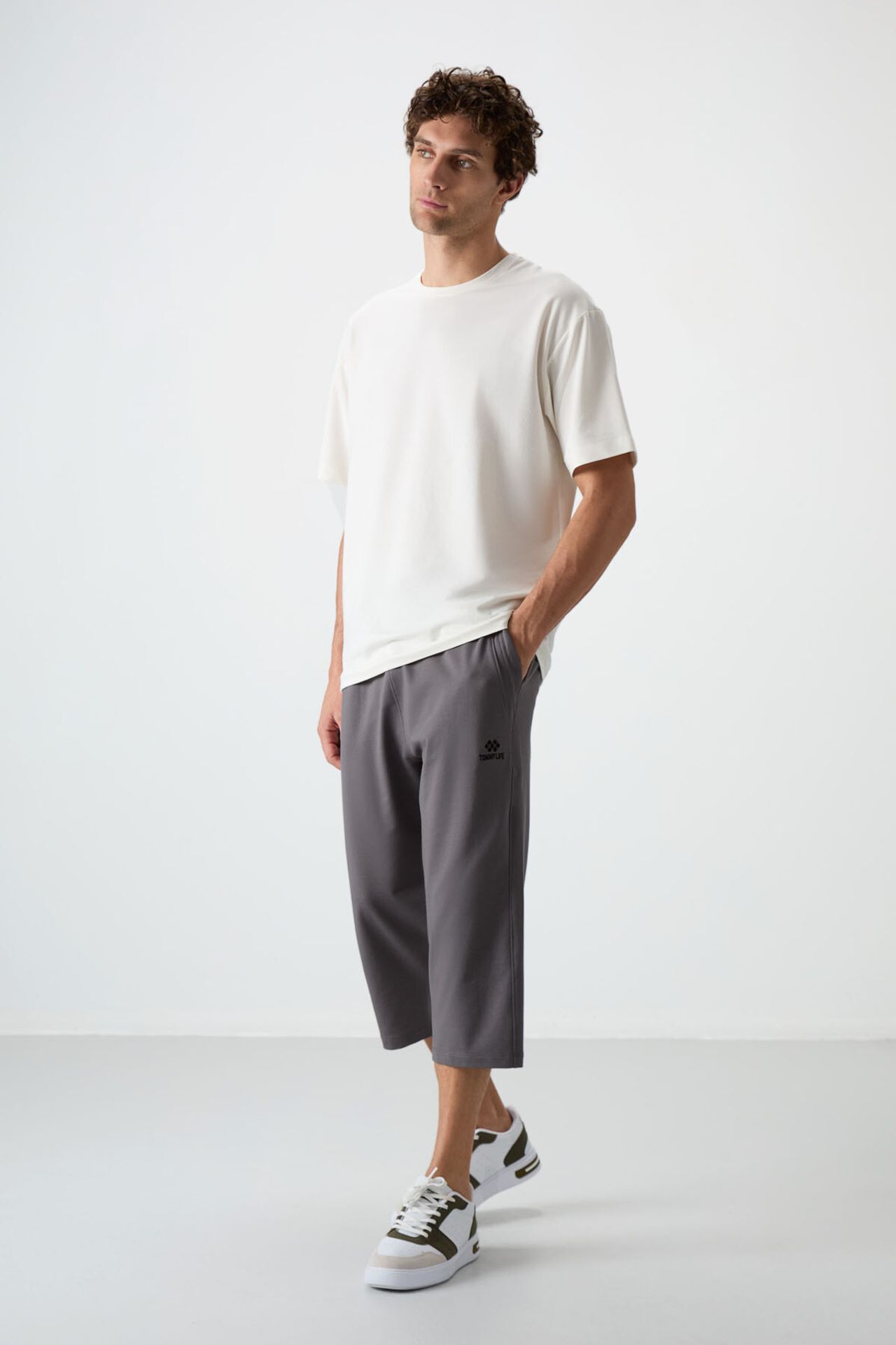 TOMMY Men's Mid-waist Wide-leg Capri Shorts 1