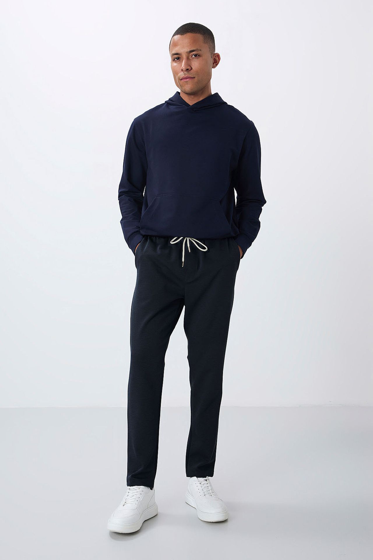 TOMMY Men's Elastic Waist Tapered Sweatpants 1