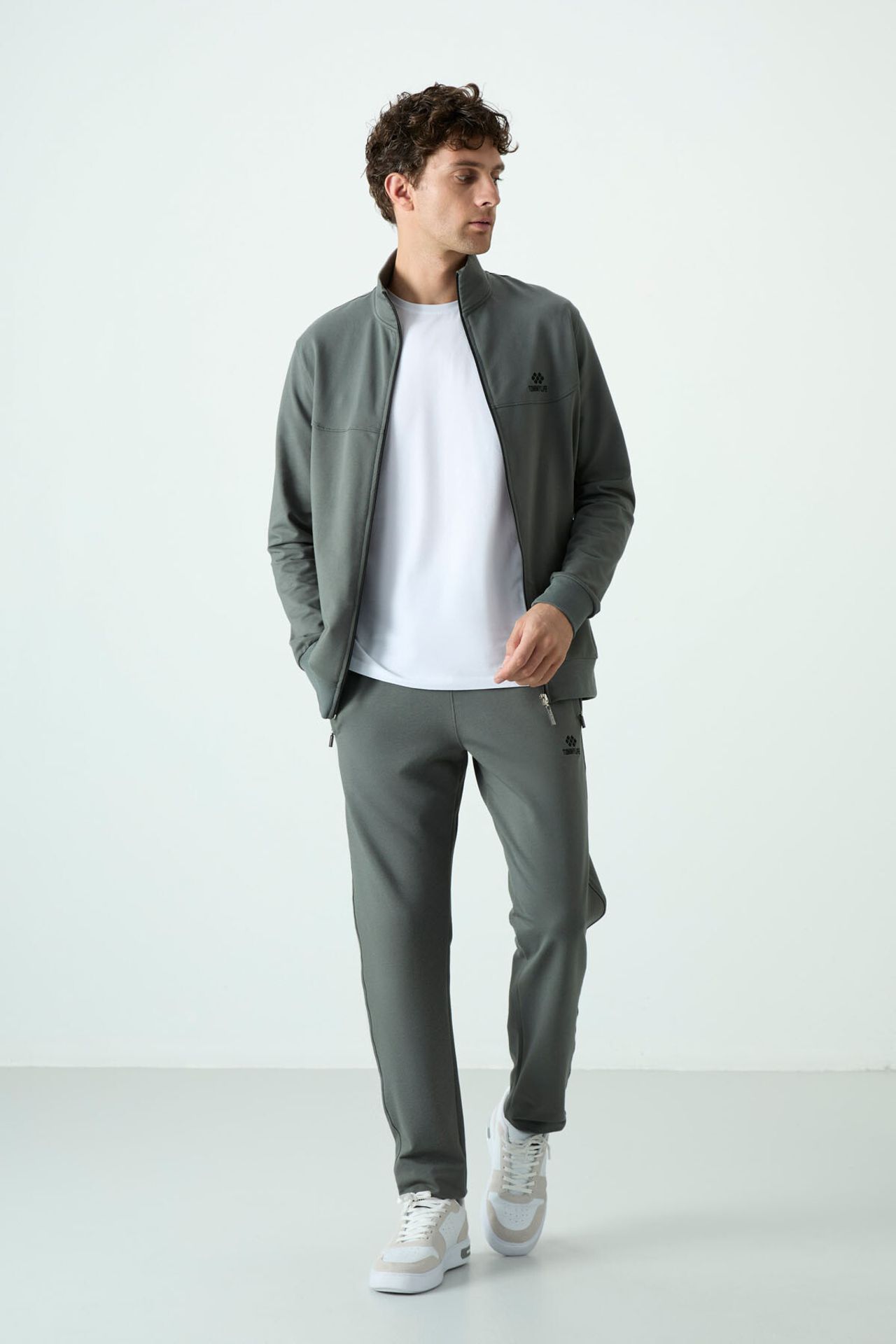 TOMMY Men's Relaxed Fit Zip-collar Sweatshirt And Pants Set 2