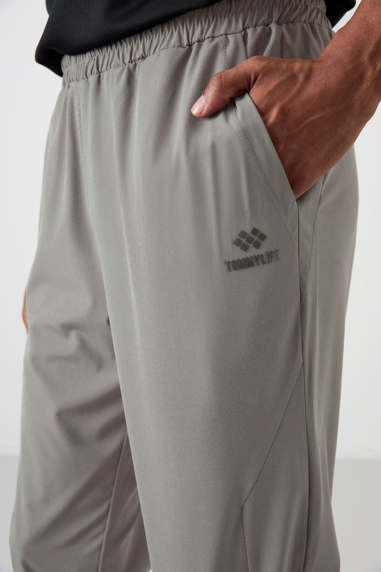 TOMMY Men's Straight-leg Seamless Sweatpants 6