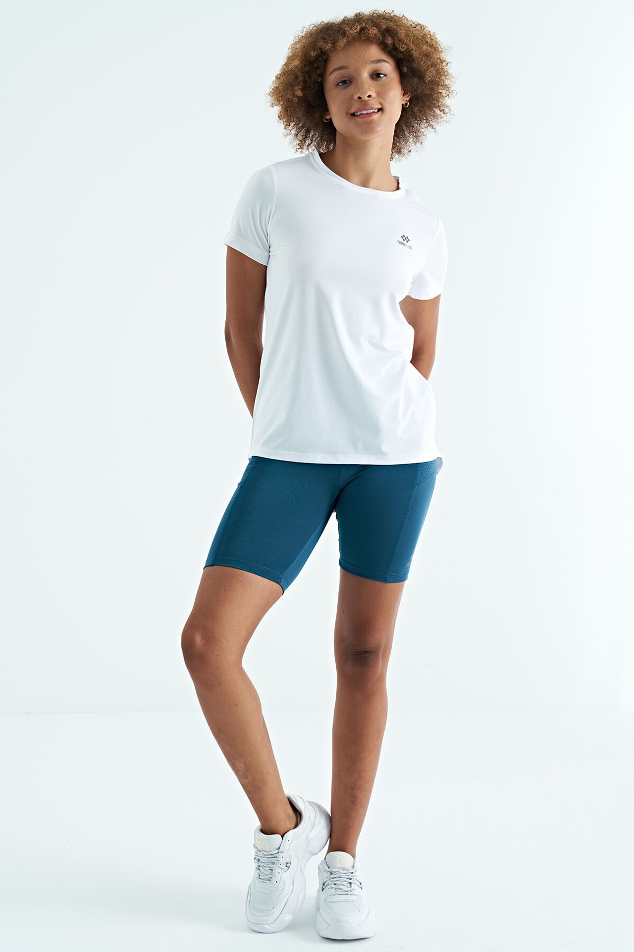 TOMMY Women's relaxed crew neck T-shirt with side slits 1