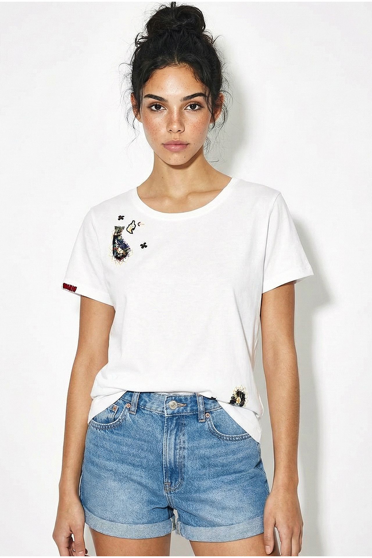 LUCCI Embroidered U Collar Basic T-Shirt 3