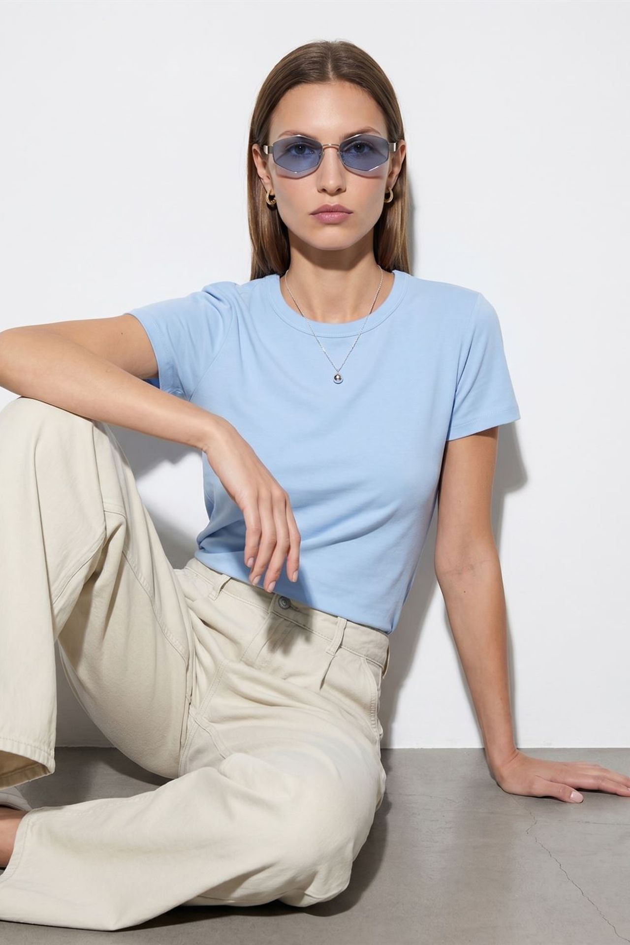 DILVIN Women's Solid Crew Neck T-Shirt 1