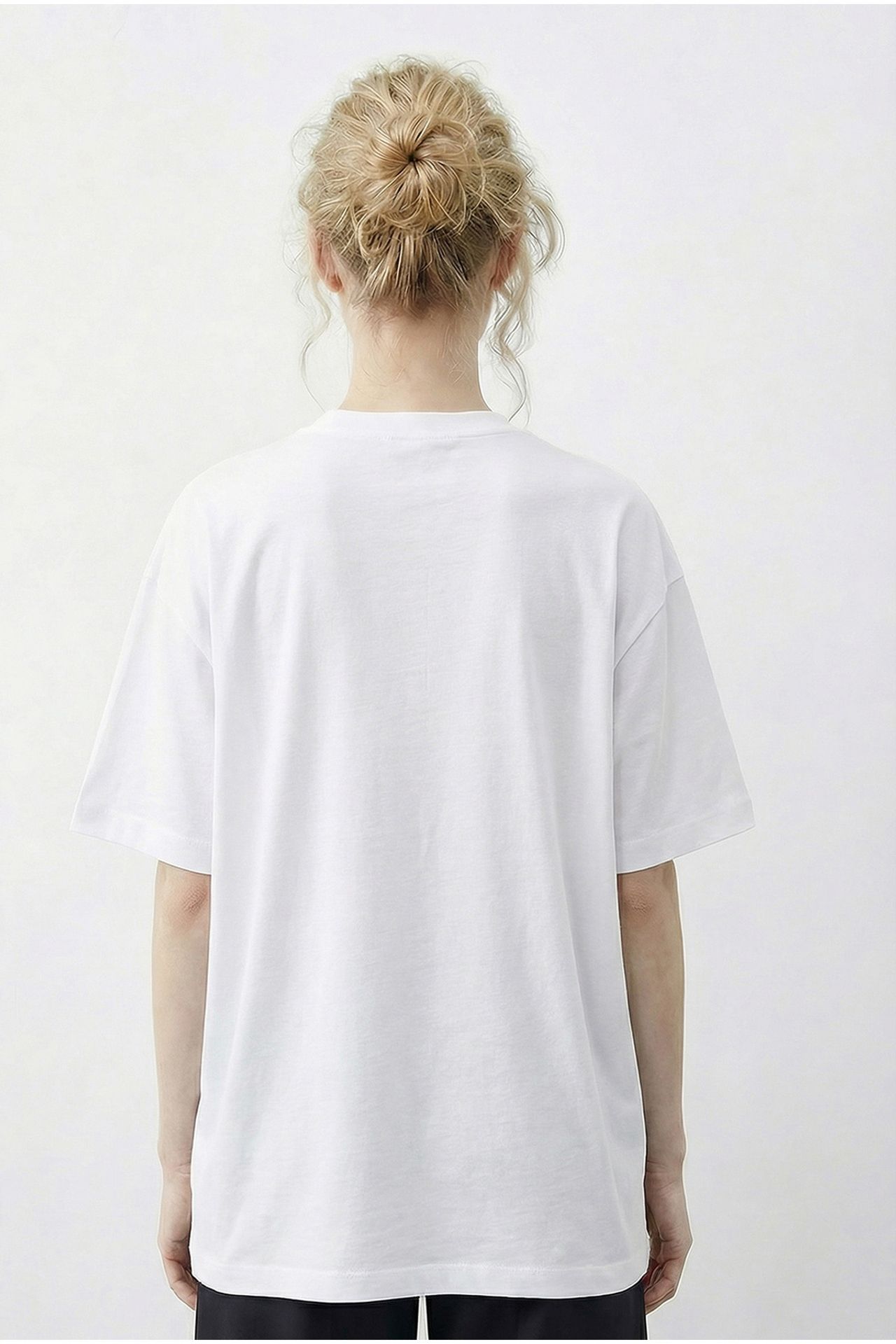 LUCCI Basic Crew Neck T-Shirt with Accessory Detail 5