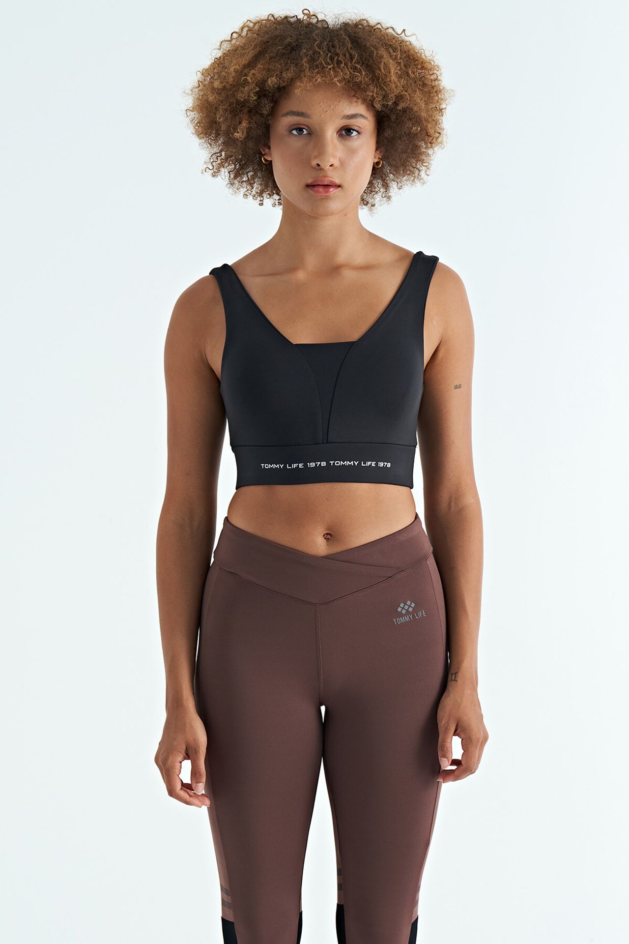 TOMMY Women's Color-Blocked Sleeveless Crop Sports Top 1