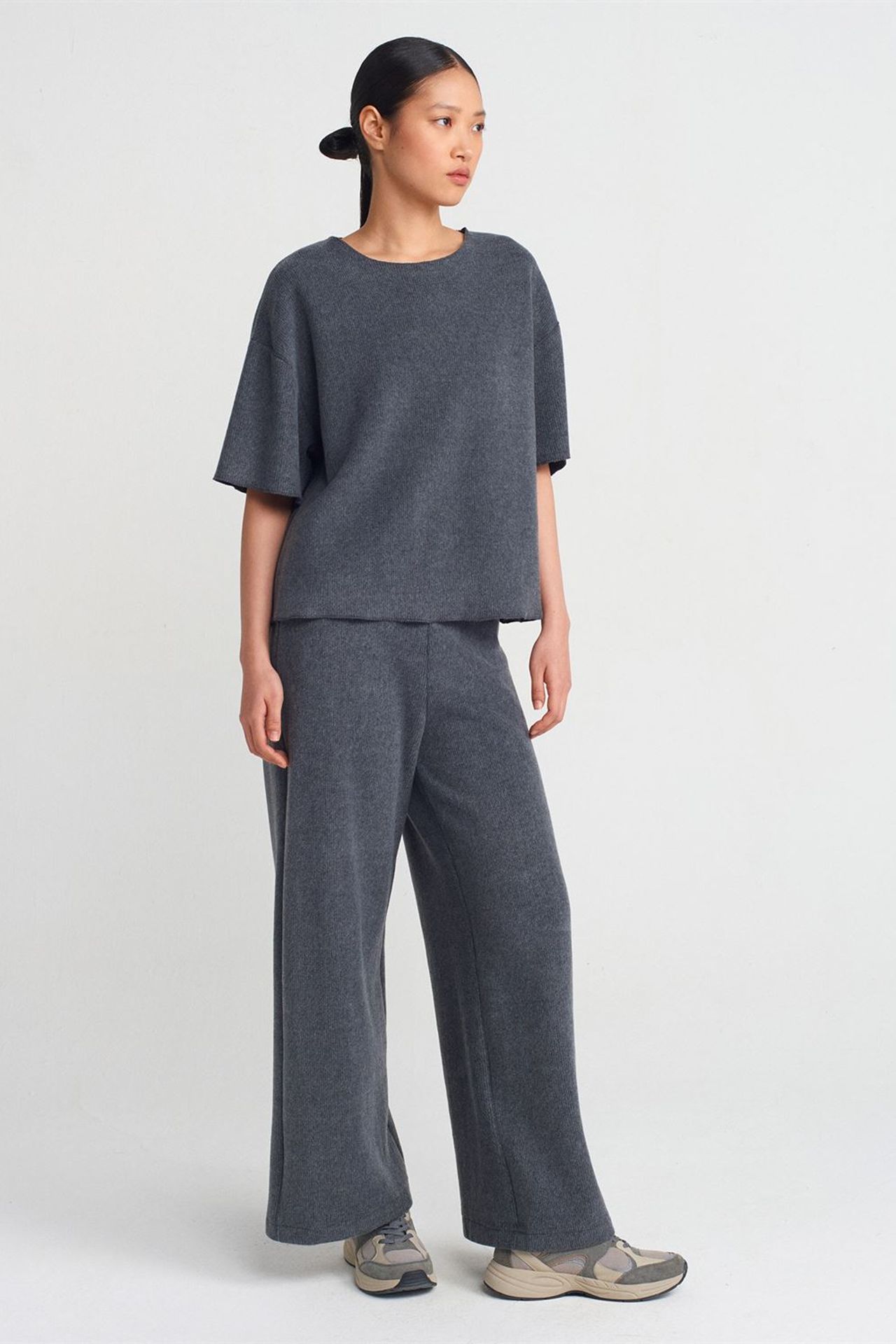 DILVIN Women's Loose Fit Crew Neck T-Shirt 3