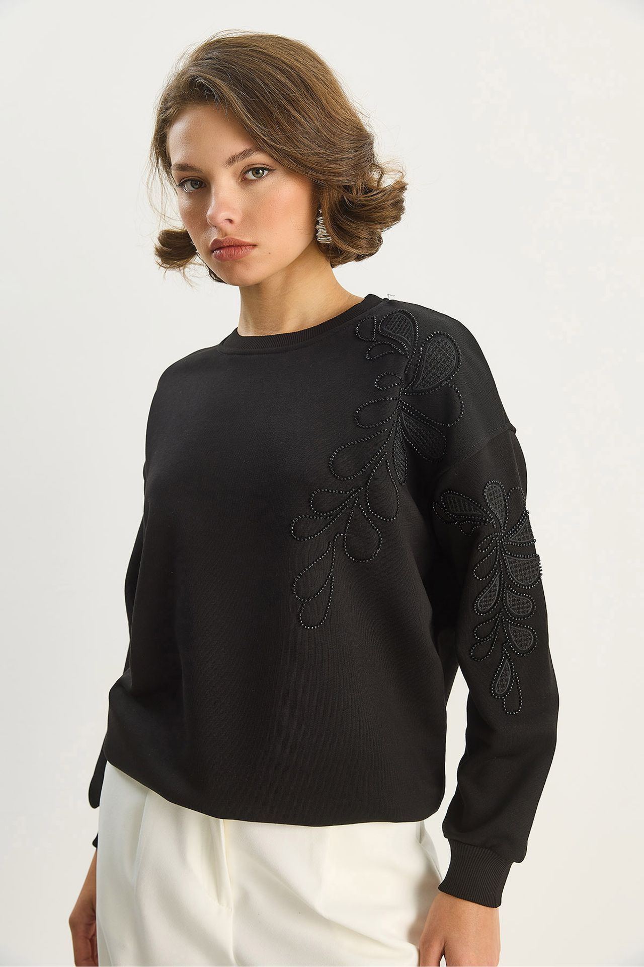 LUCCI Embroidered Crew Neck Long Sleeve Sweatshirt 4