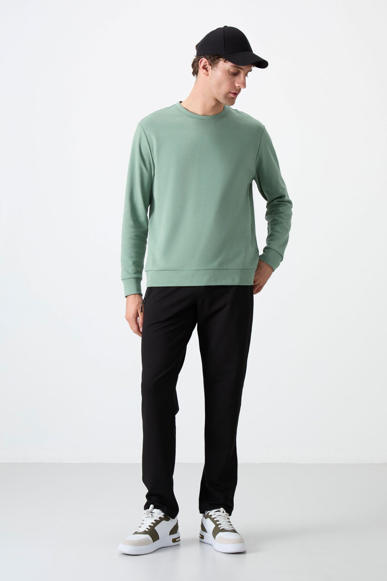 TOMMY Men's Regular Fit Straight-Leg Sweatpants 4