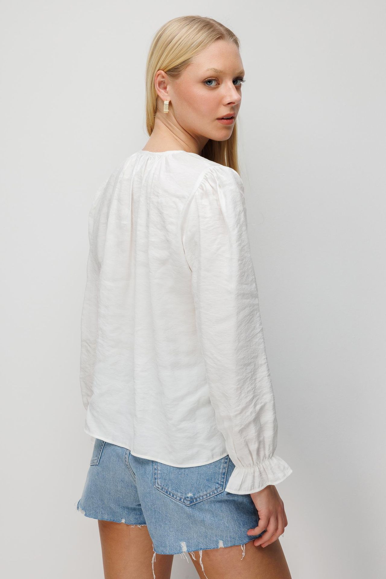 MIXRAY Textured Button-Up Crew Neck Blouse 6