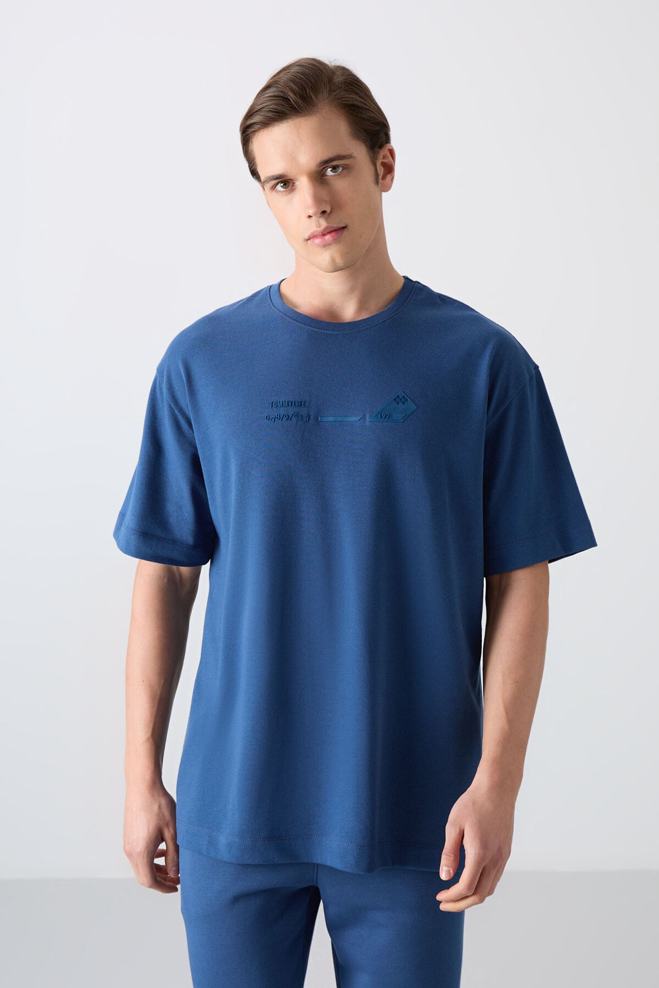 TOMMY Oversized Logo Crew Neck T-Shirt 1