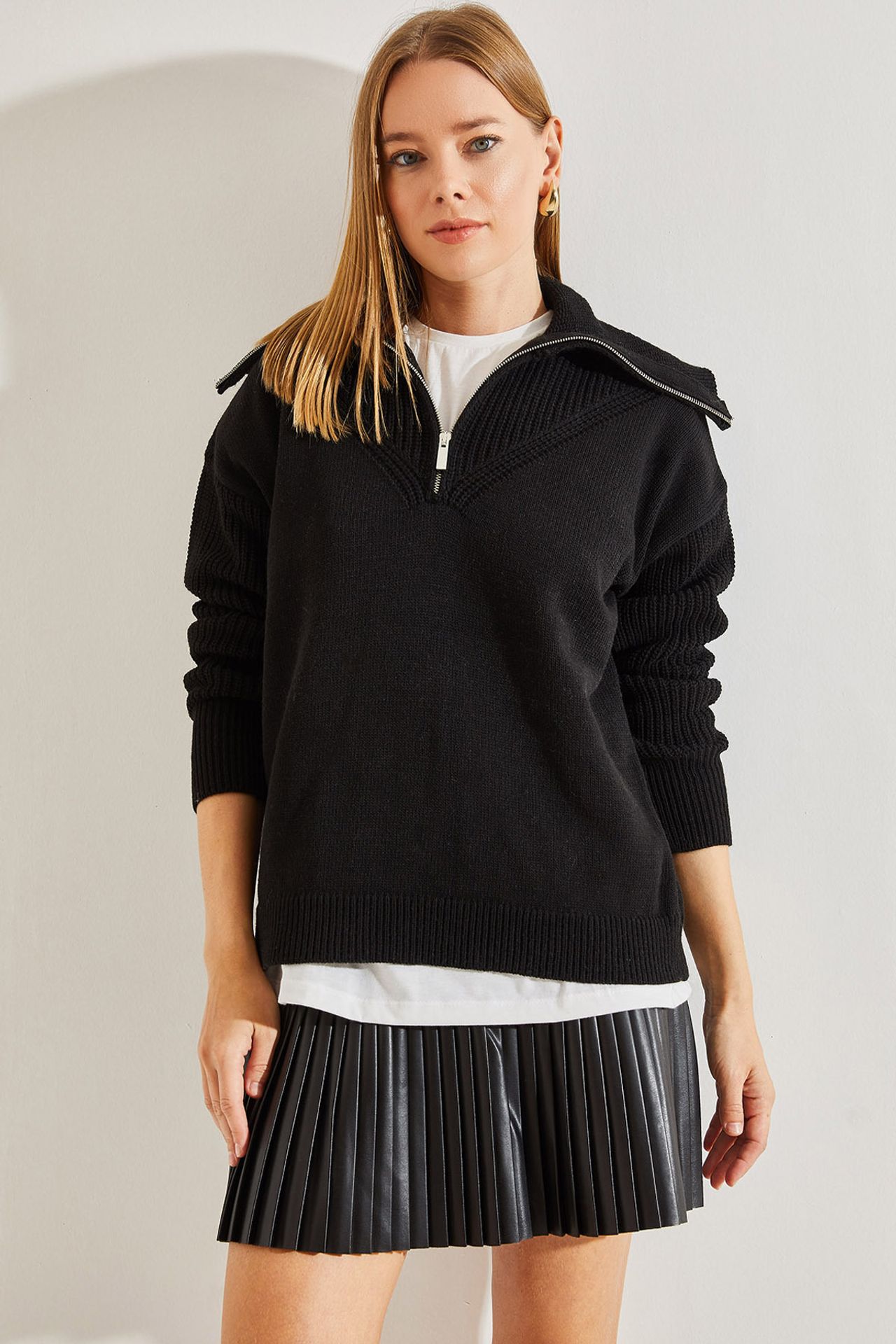 LUCCI Zipper Collar Knit Sweater 1