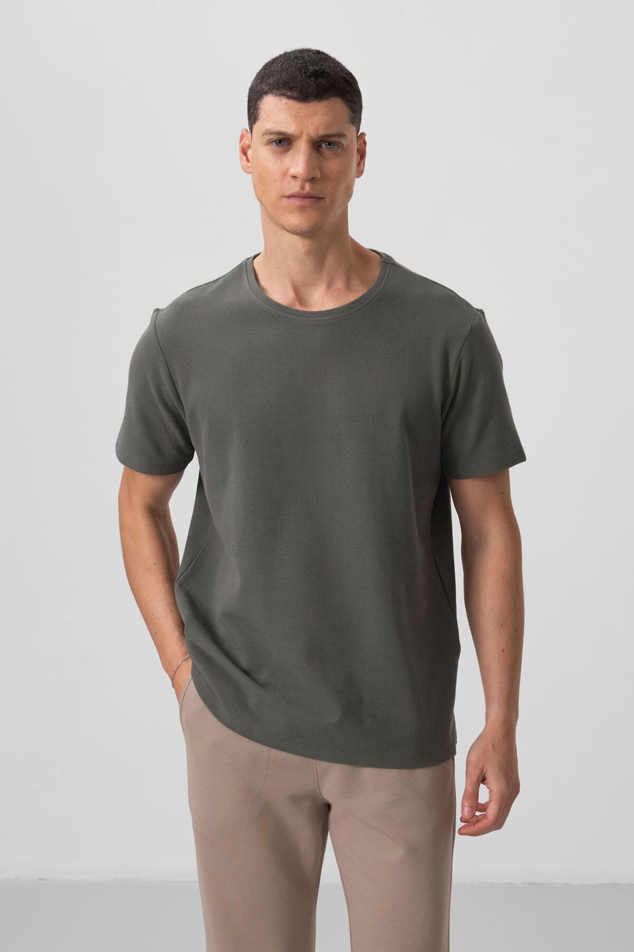 TOMMY Men's Regular Fit Crew Neck T-Shirt 4