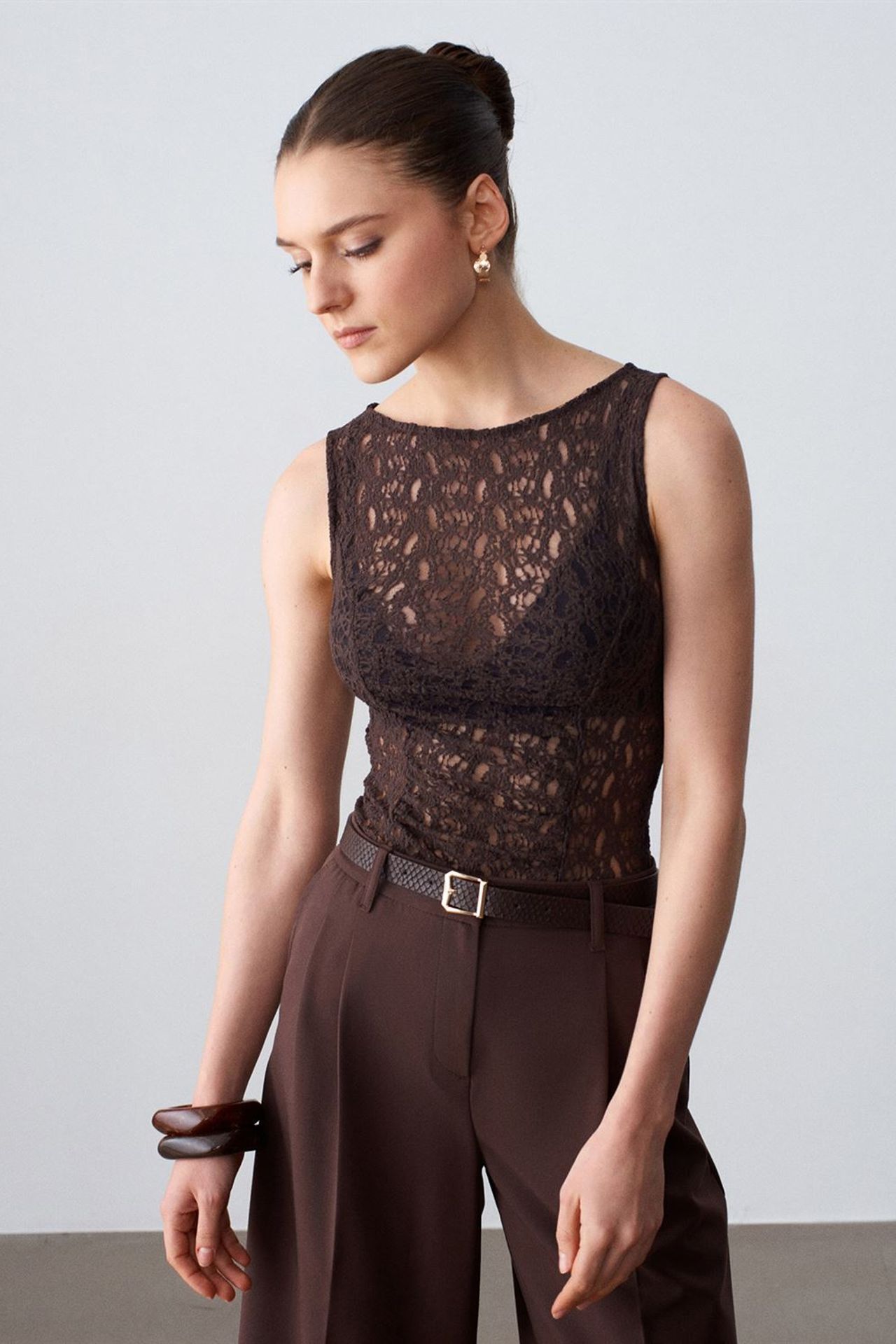 DILVIN Fitted Lace Sleeveless Blouse 3