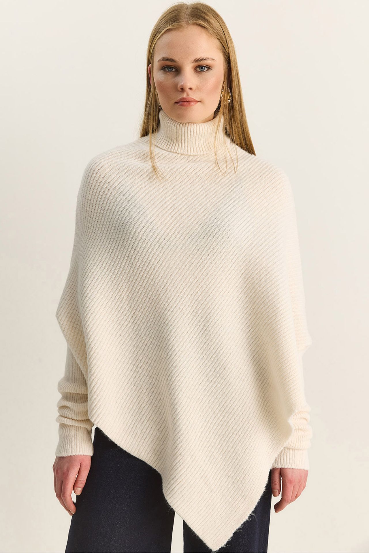LUCCI Oversized Turtleneck Ribbed Knit Sweater 1