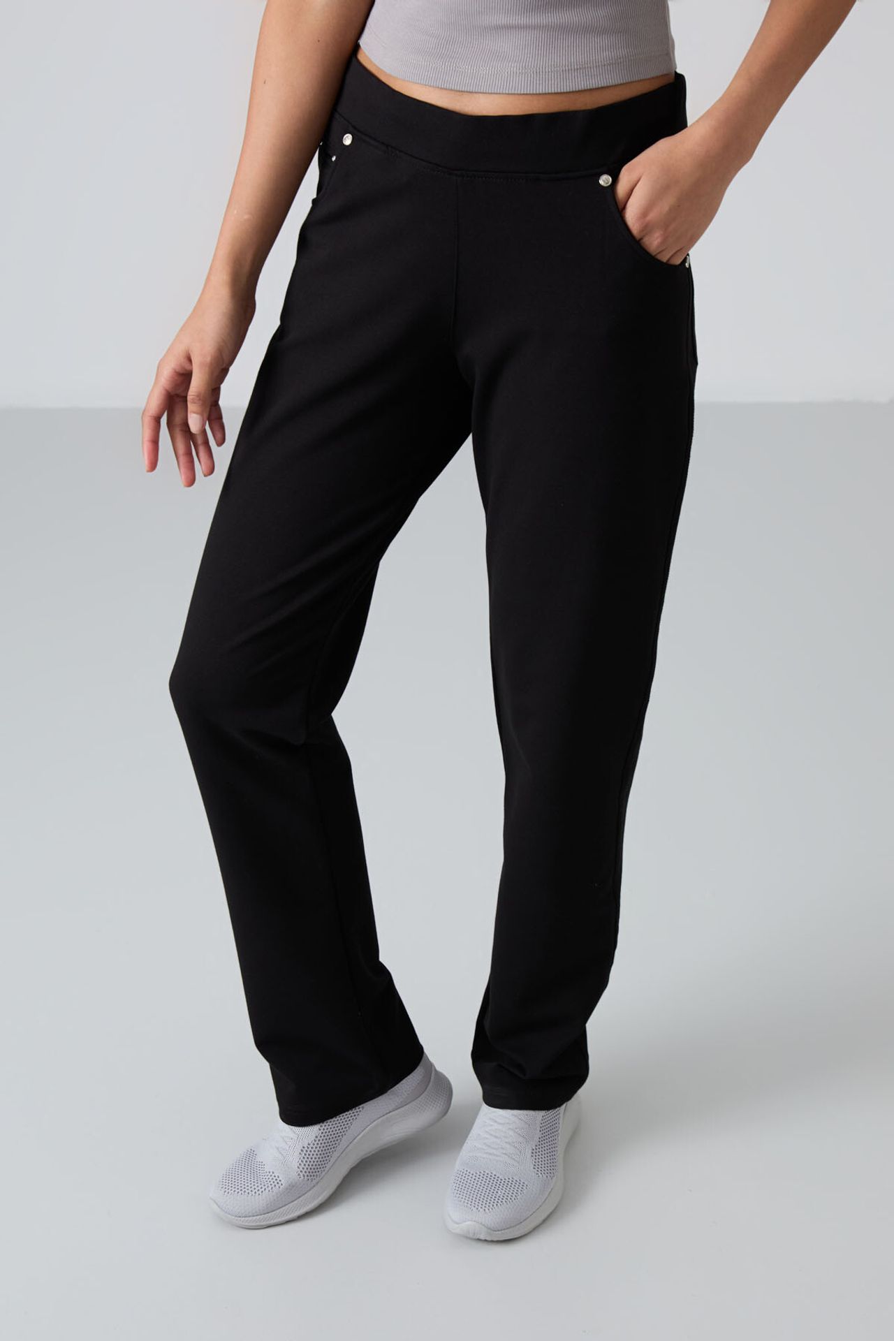 TOMMY Women’s Relaxed Straight-Leg Sweatpants 2