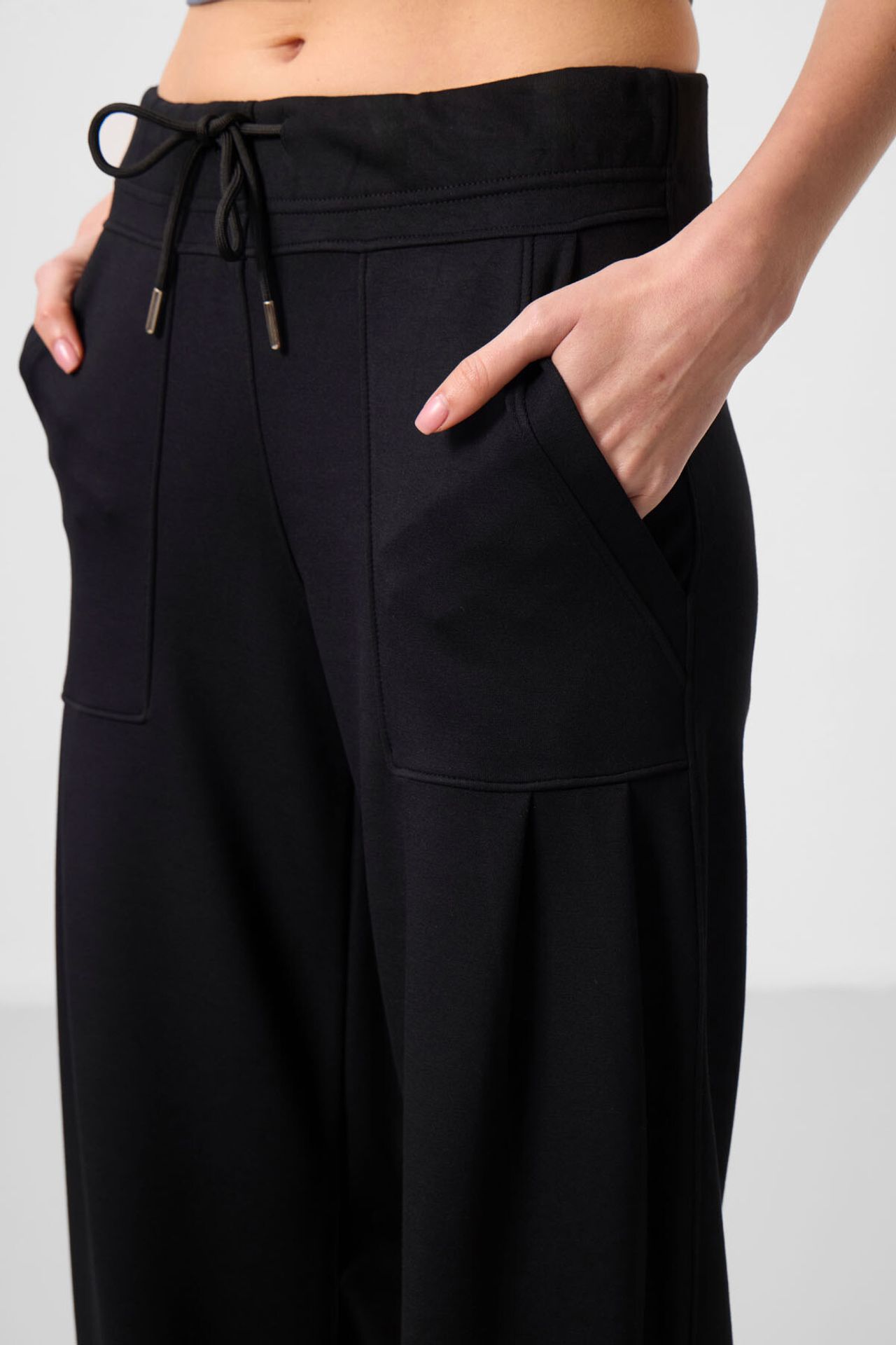 TOMMY Mid Waist Crepe Relaxed Pants with Pocket 3