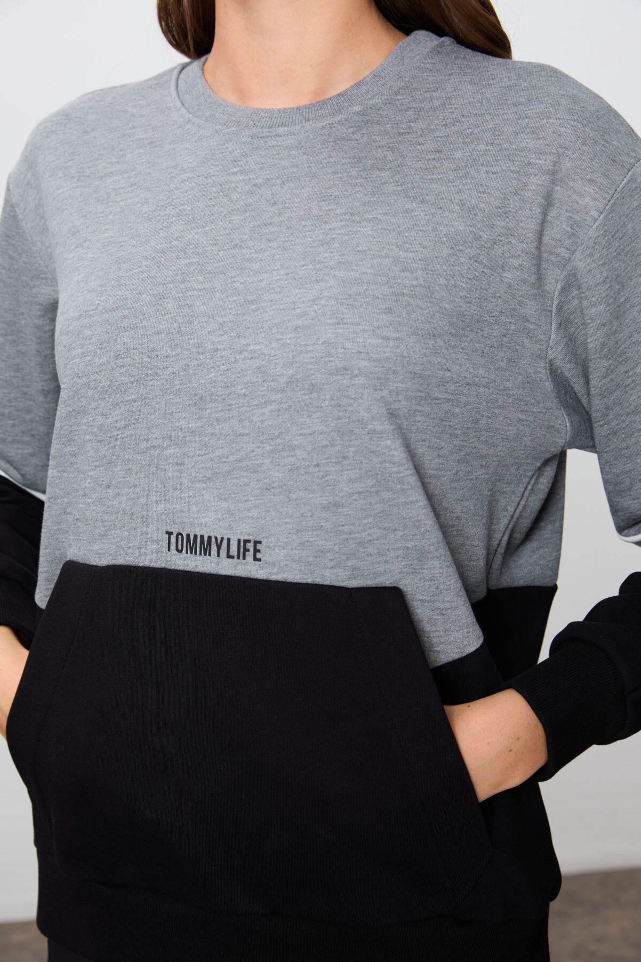 TOMMY Oversized Color-Blocked Crew Neck Sweatshirt 3