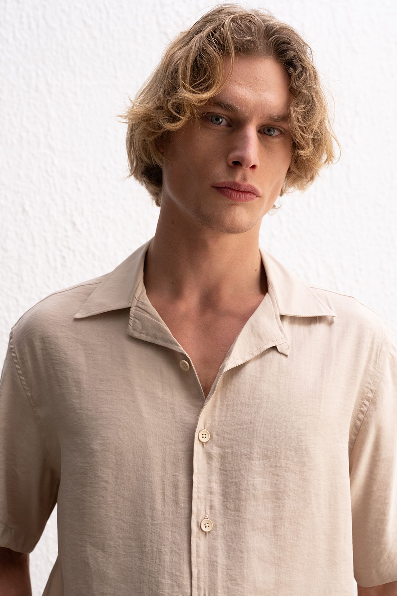 GIESTO Men's relaxed short sleeve woven shirt with tie detail 4