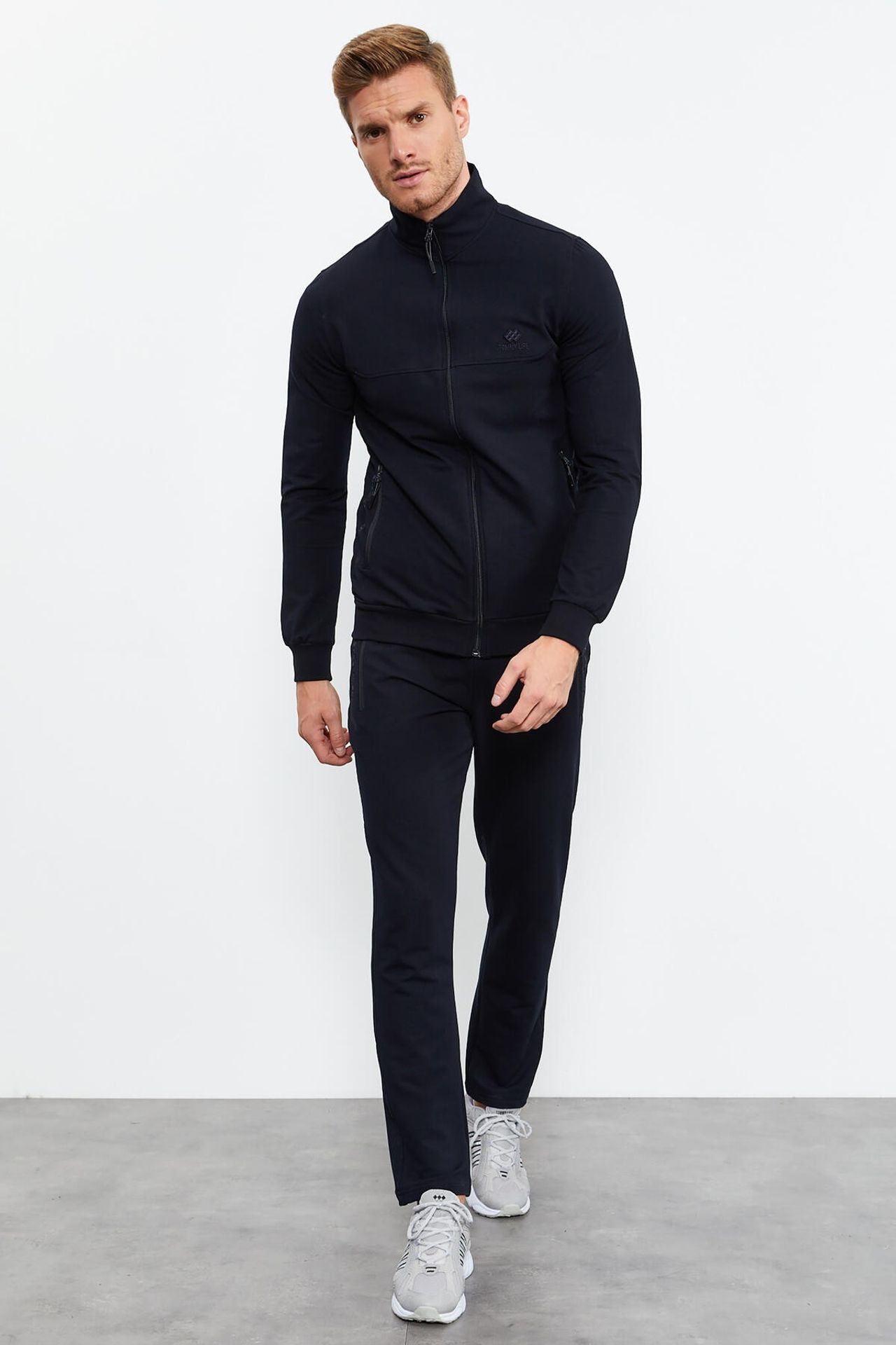 TOMMY Men's Zip-Front Sweatshirt And Pants Set 1