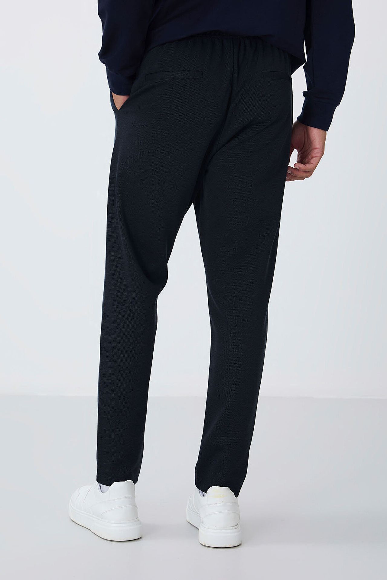 TOMMY Men's Elastic Waist Tapered Sweatpants 4