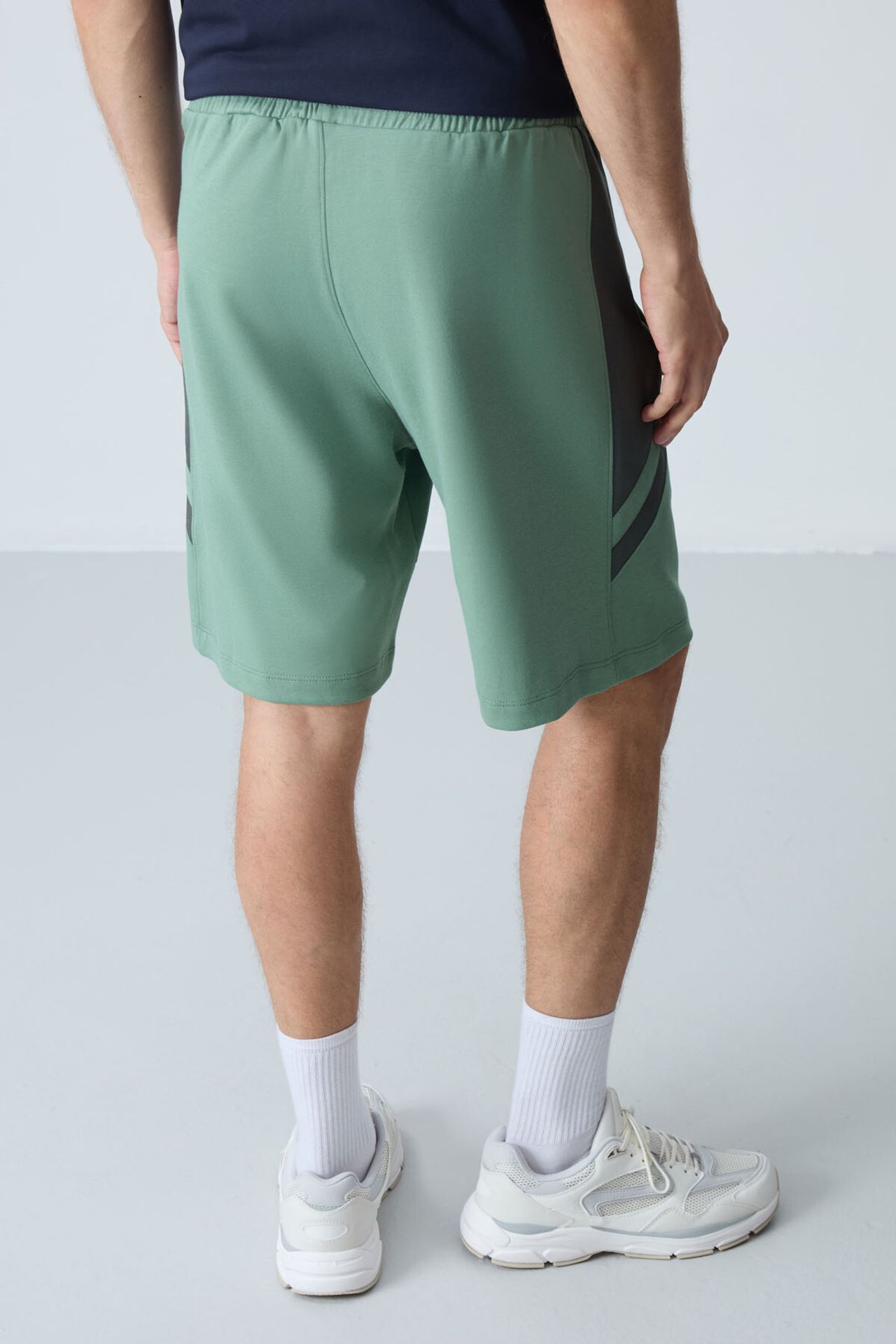 TOMMY Men's Fleece Sweat Shorts 6