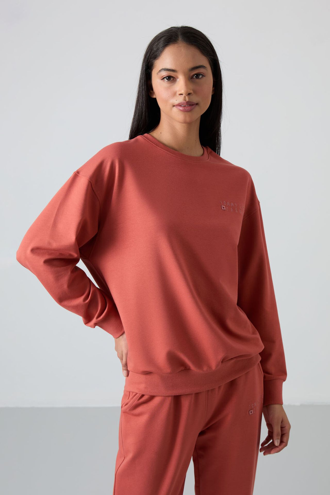 TOMMY Oversized Crew Neck Sweatshirt and Pants Set 5