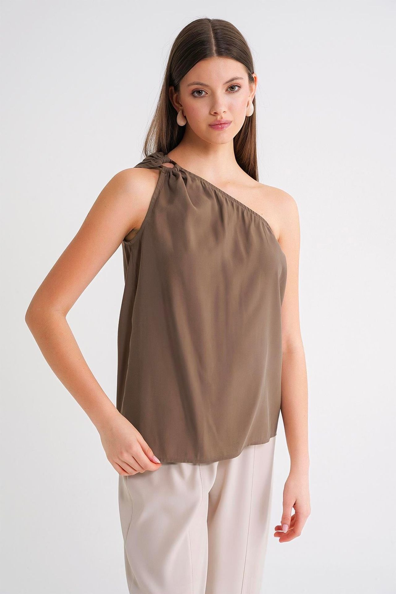 Mixray Asymmetrical Collar Accessory Detailed Top 2