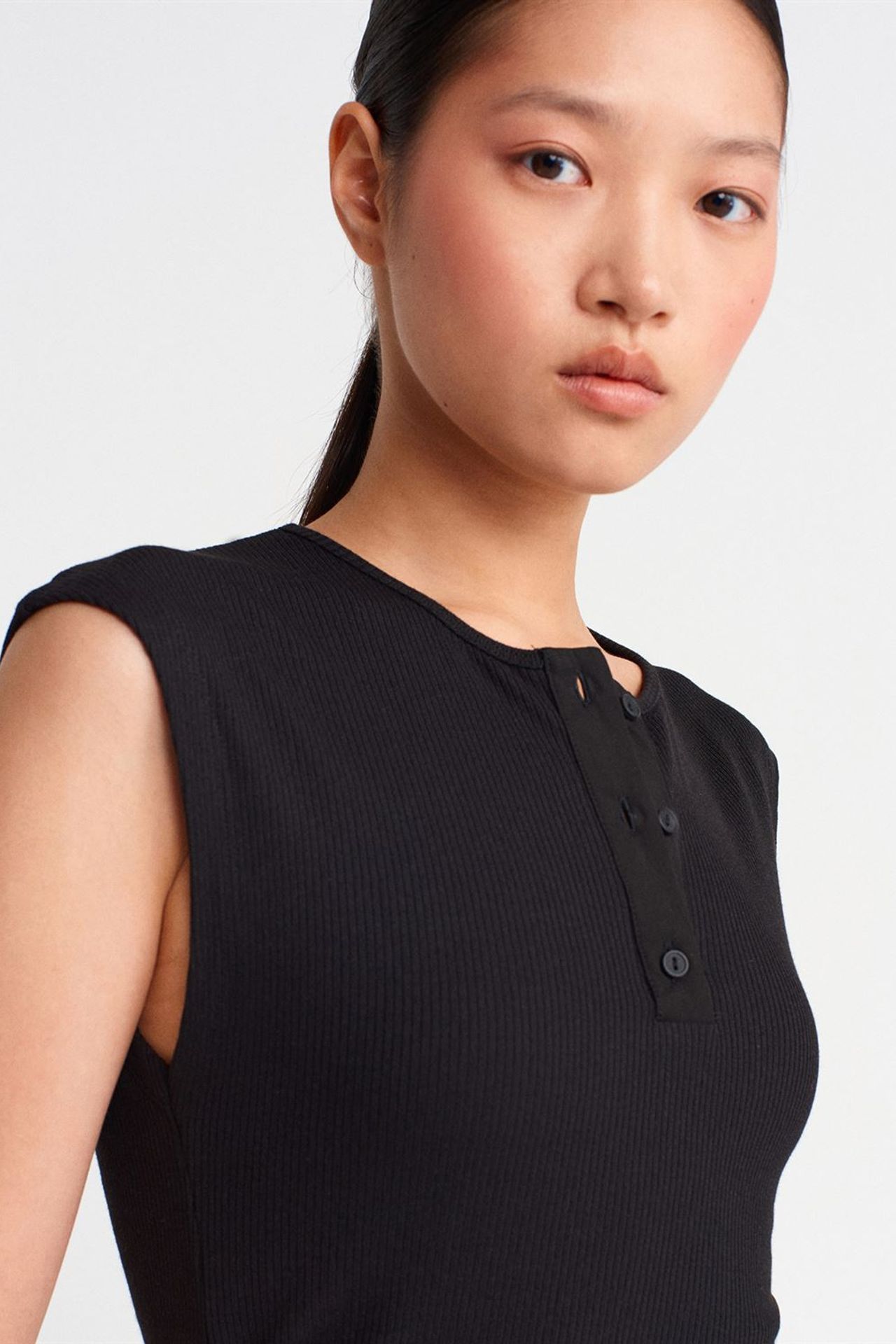 DILVIN Sleeveless Ribbed Button-Front Blouse 3