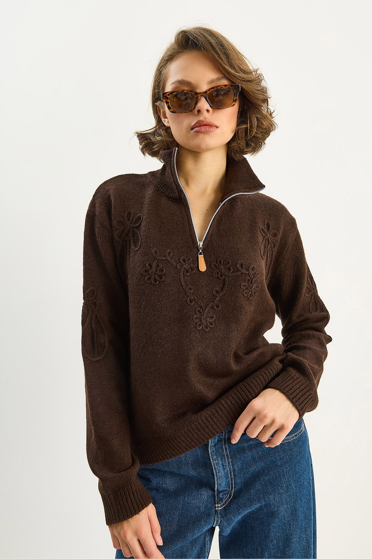 LUCCI Embroidery Detailed Zipped Collar Knit Sweater 4