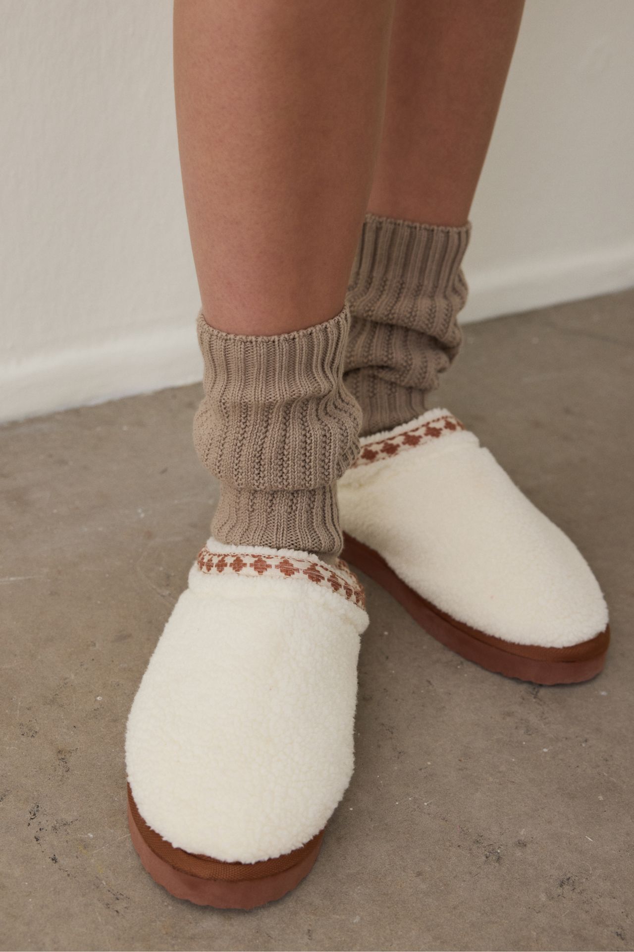 PENTI Gardenya Quinn Embroidered Home Slippers 1