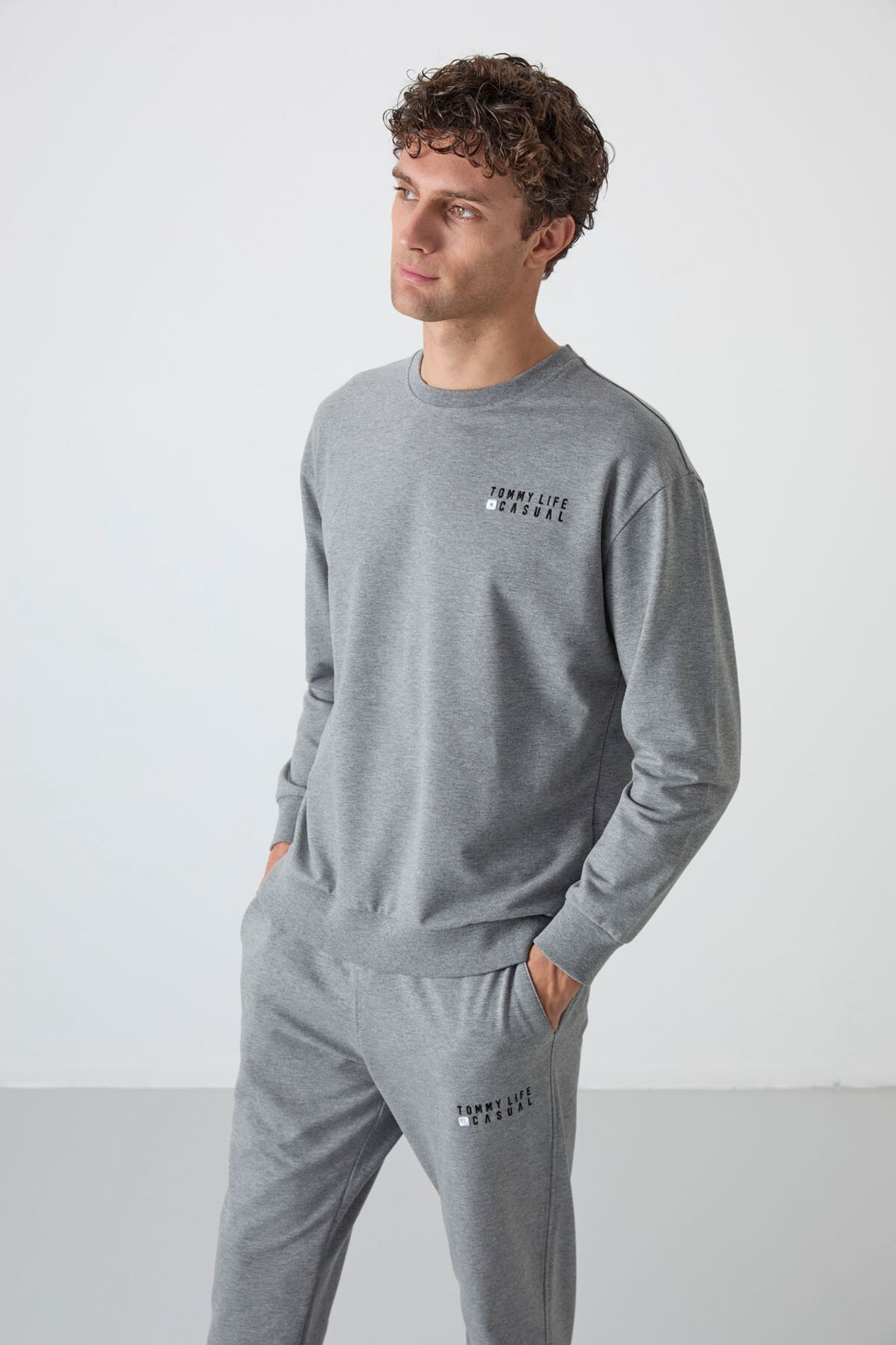 TOMMY Oversized Crew Neck Sweatshirt And Pants Set 6