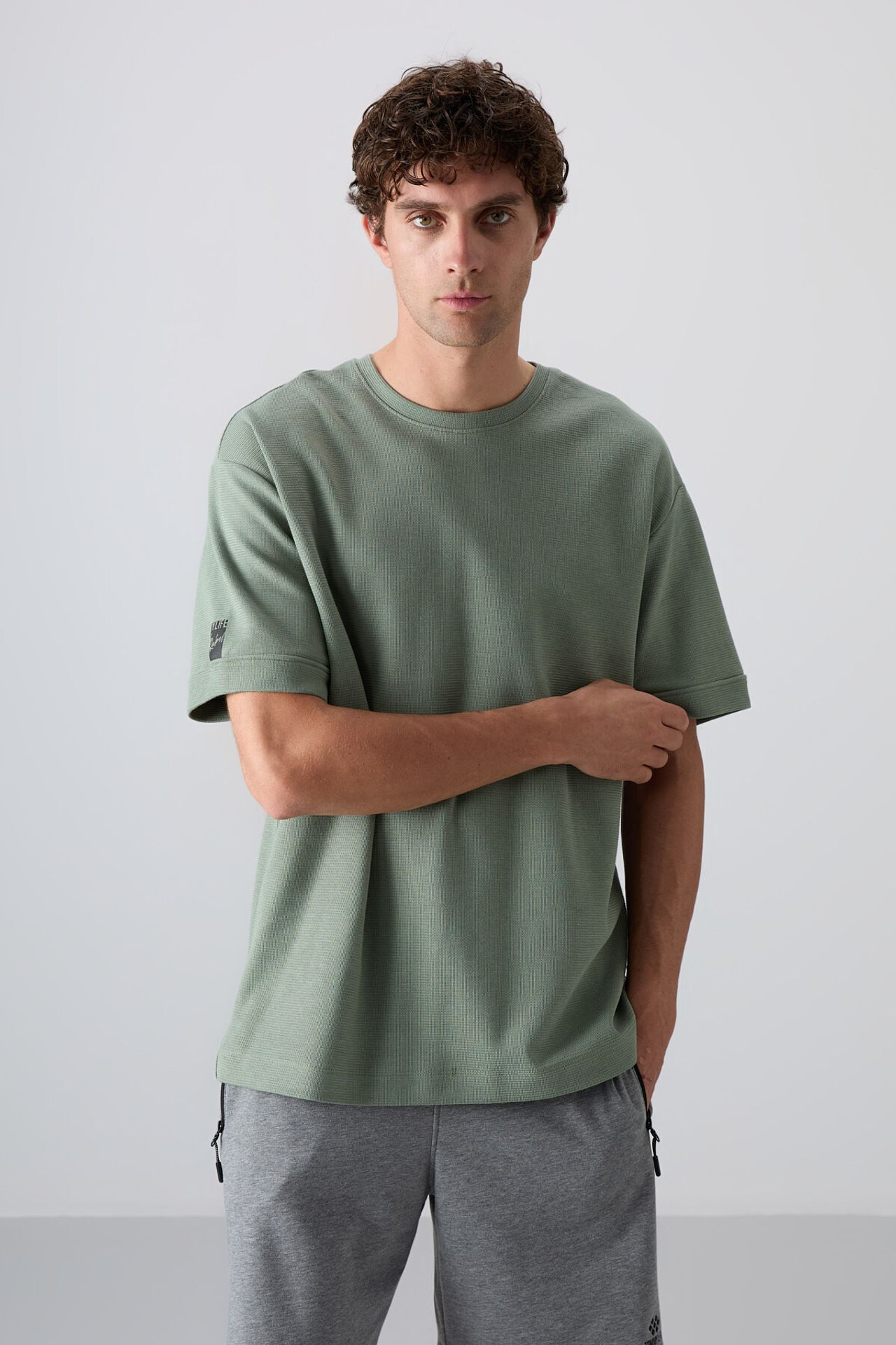 TOMMY Men's Oversized Crew Neck T-Shirt With Patch 5