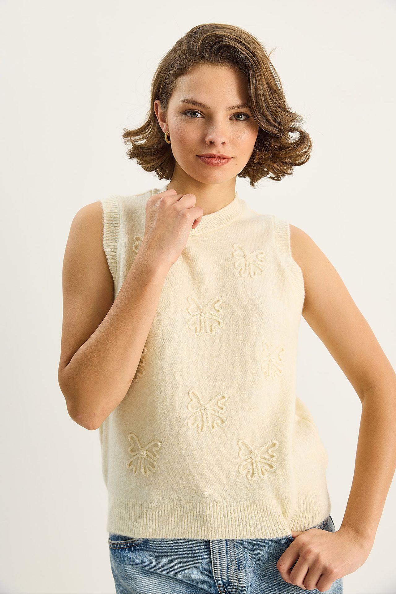LUCCI Knit Sweater Vest with Embroidery 4