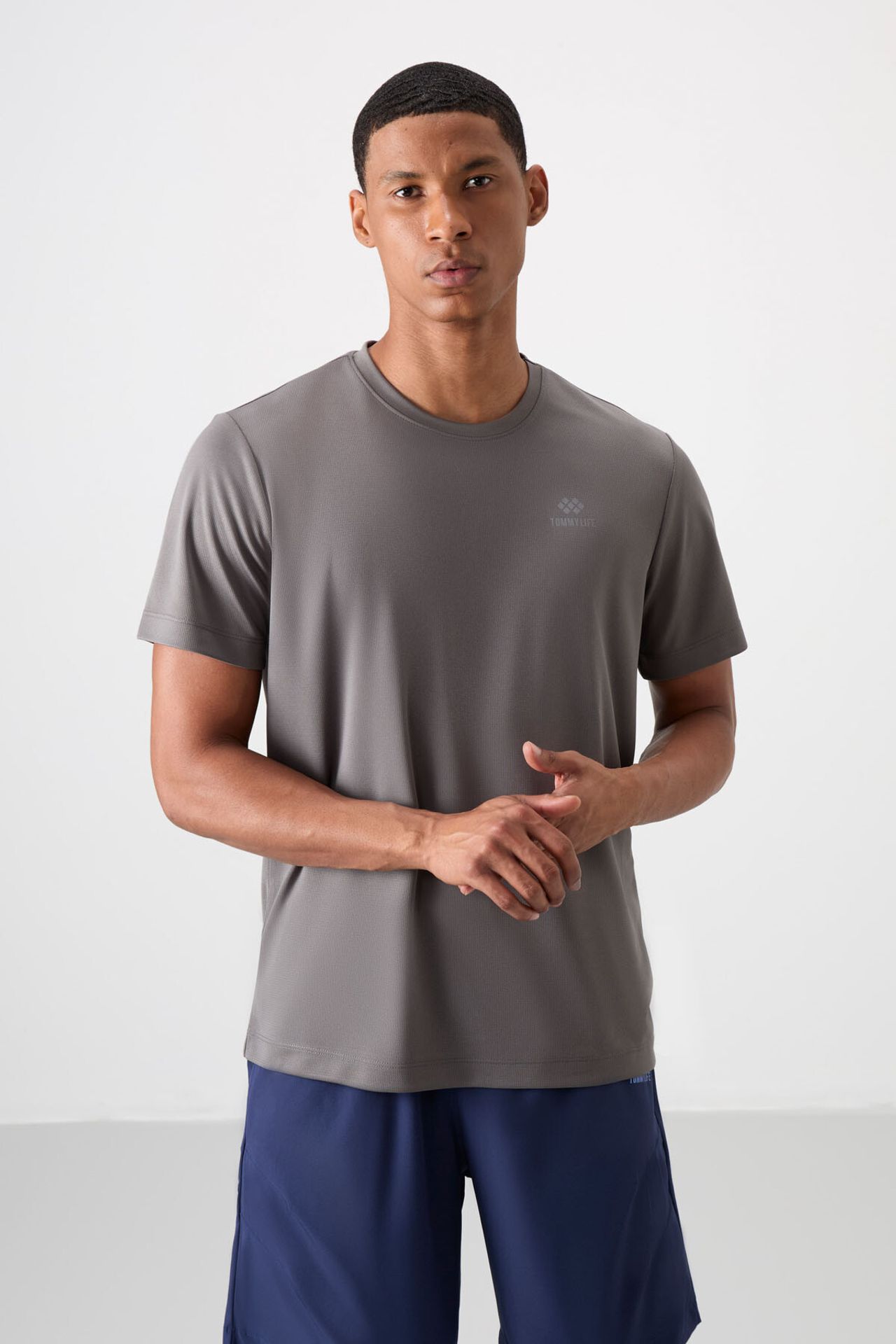 TOMMY Men's Logo Print Crew Neck T-Shirt 4