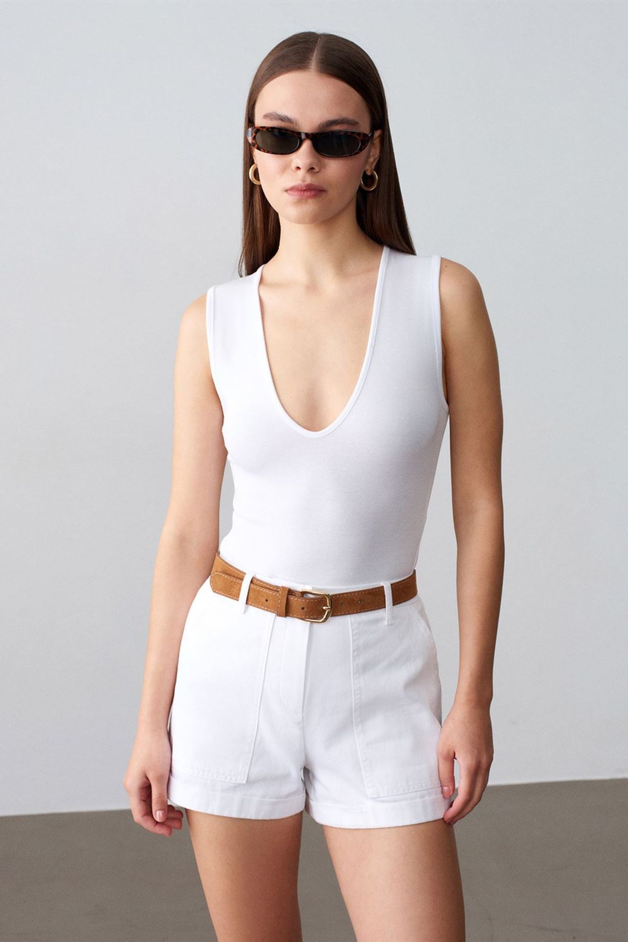 DILVIN Sleeveless Slim-Fit U-Neck Bodysuit 4