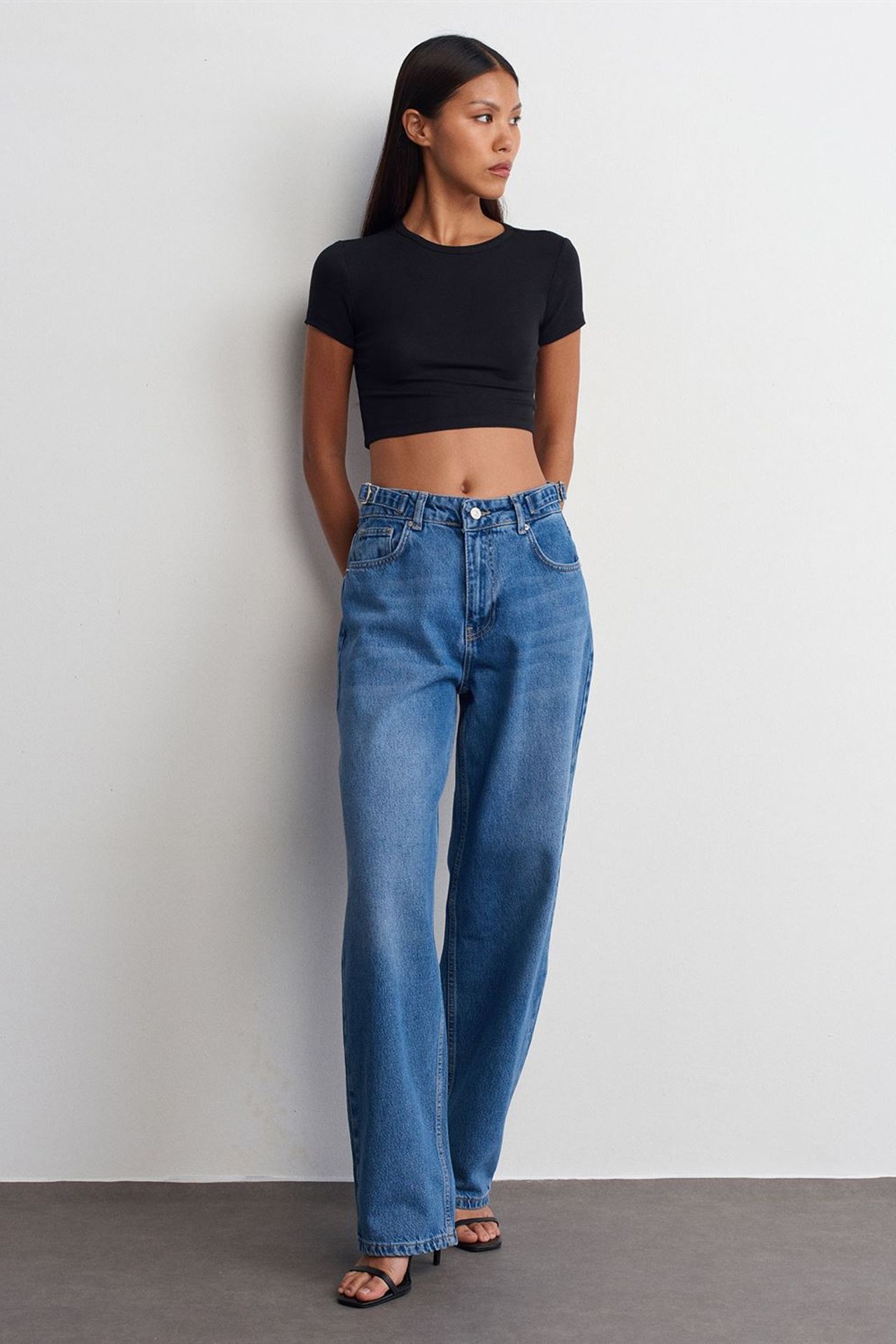 DILVIN Women's Crop Slim-Fit Crew Neck T-Shirt 3