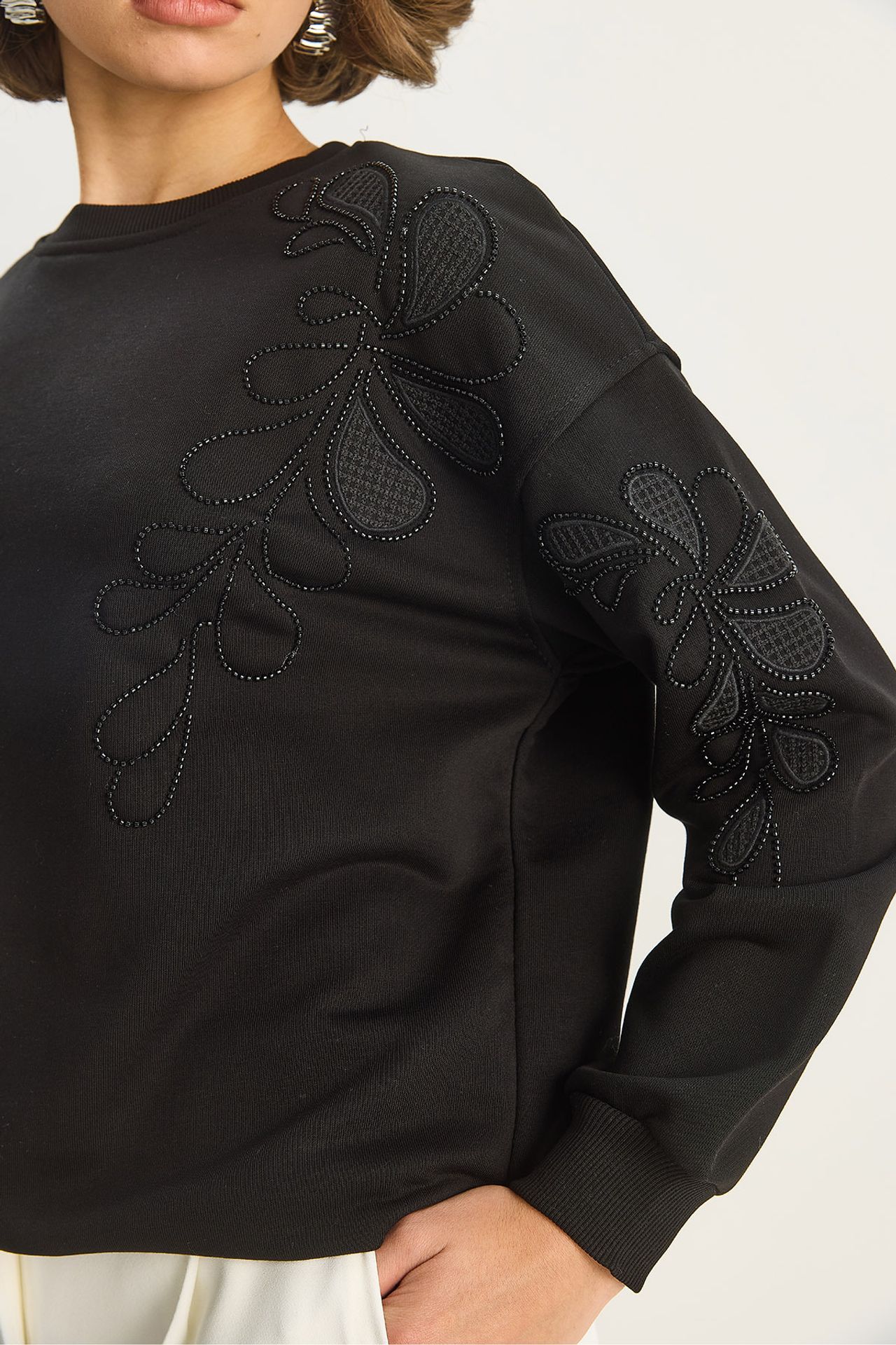 LUCCI Embroidered Crew Neck Long Sleeve Sweatshirt 5