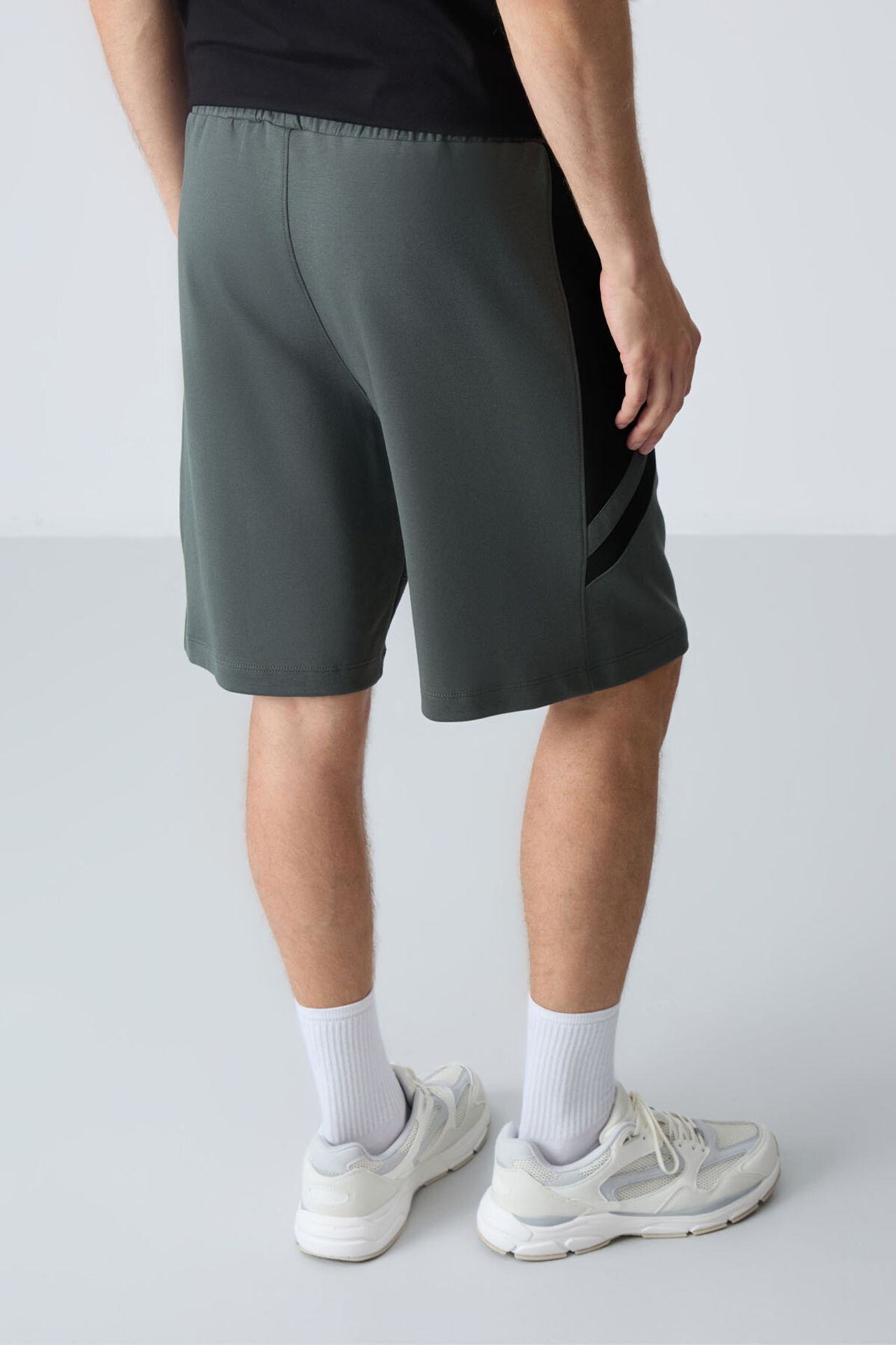 TOMMY Men's Fleece Sweat Shorts 6