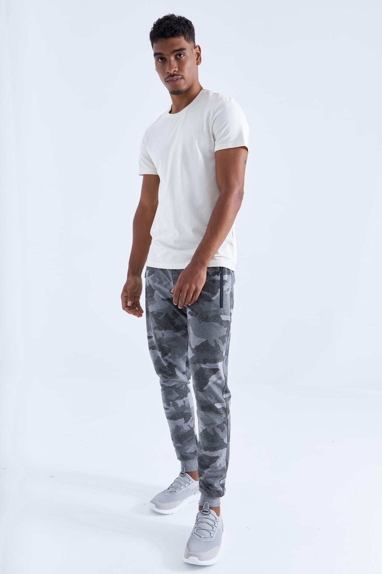 TOMMY Men's Camouflage Slim Fit Sweatpants 1