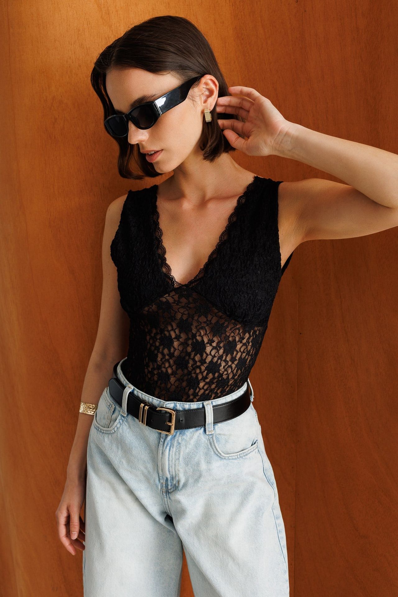 MIXRAY Women's Sleeveless Lace Cut-Out V-Neck Blouse 1