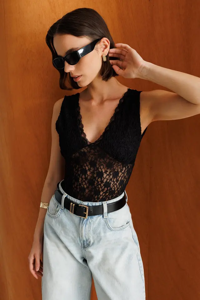 MIXRAY Women's Sleeveless Lace Cut-Out V-Neck Blouse