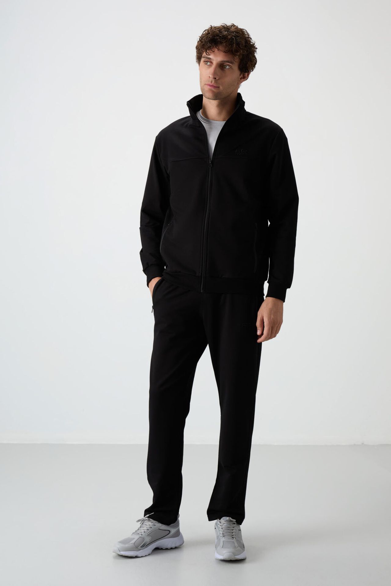 TOMMY Men's Knit Fleece Sweatshirt And Pants Set 1