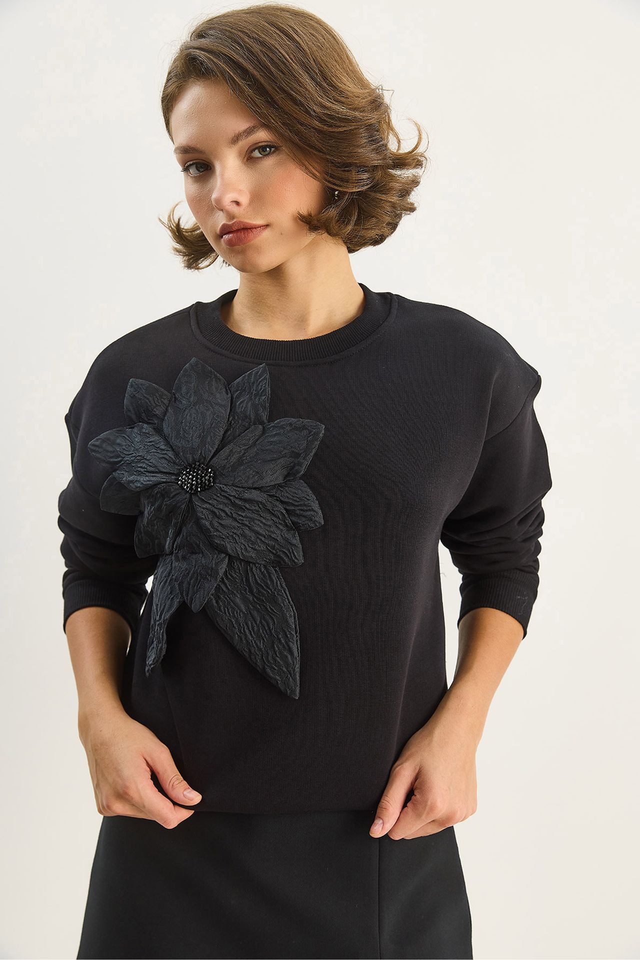 LUCCI Accessory Detailed Long Sleeve Crew Neck Sweatshirt 3