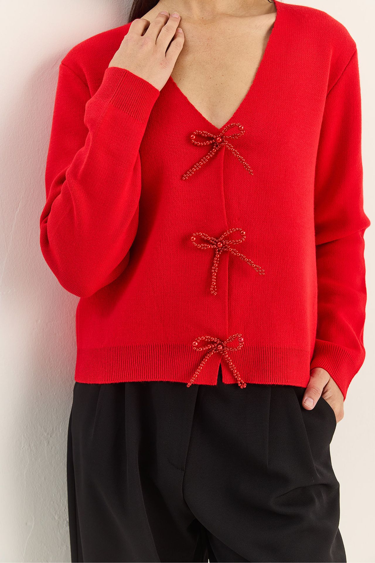 LUCCI Button Detailed Knit V-Neck Cardigan 5