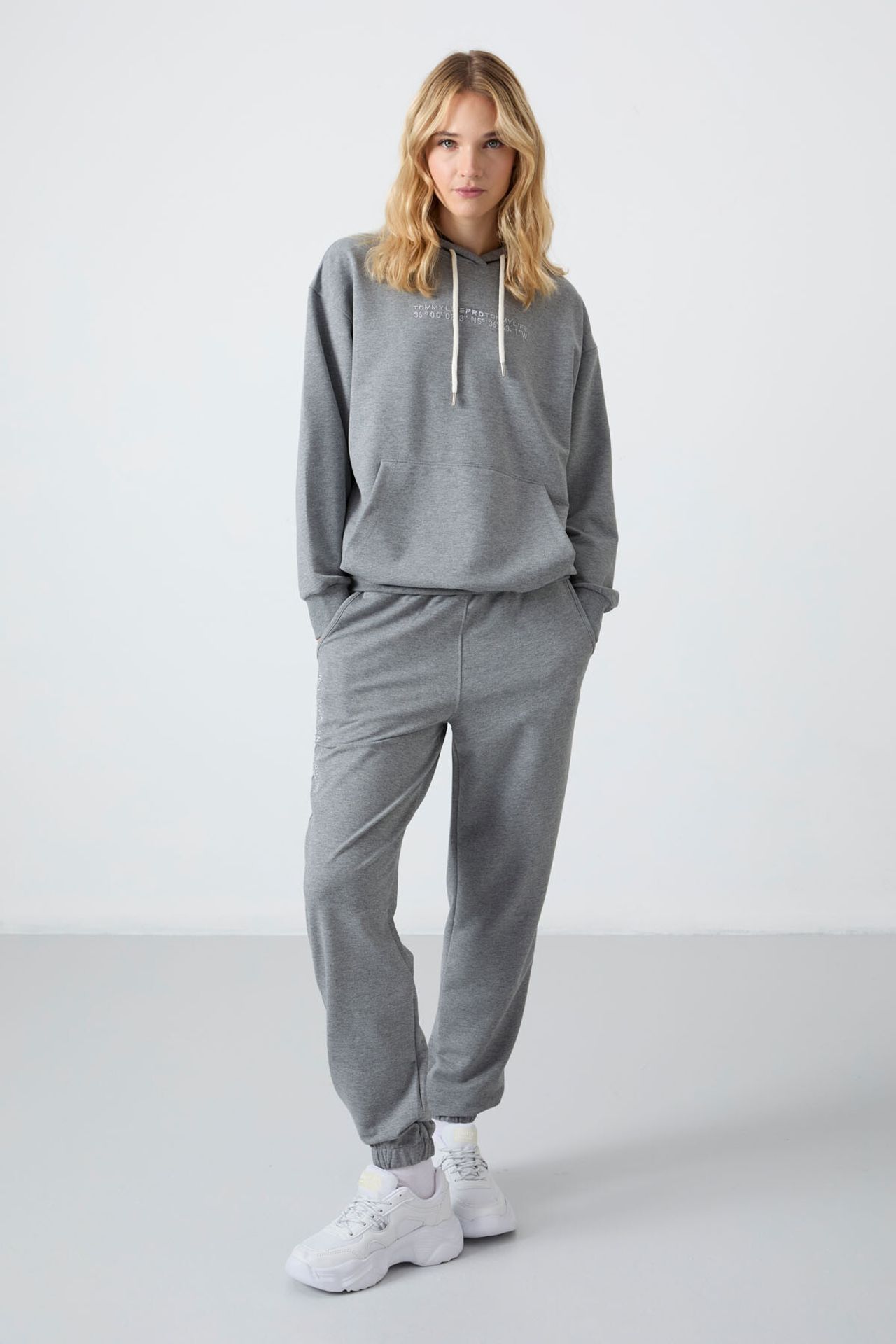 TOMMY Oversized Hooded Sweatshirt And Pants Set 1