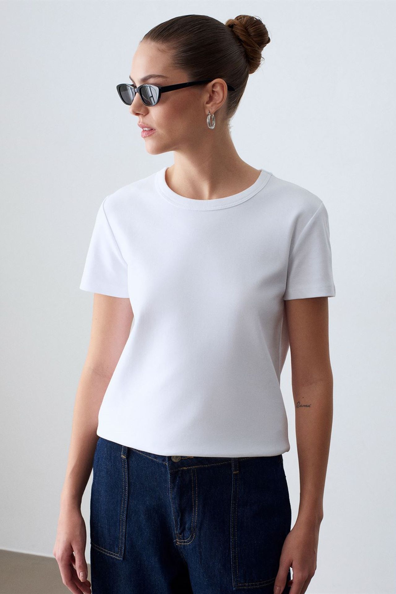 DILVIN Women's Solid Crew Neck T-Shirt 2
